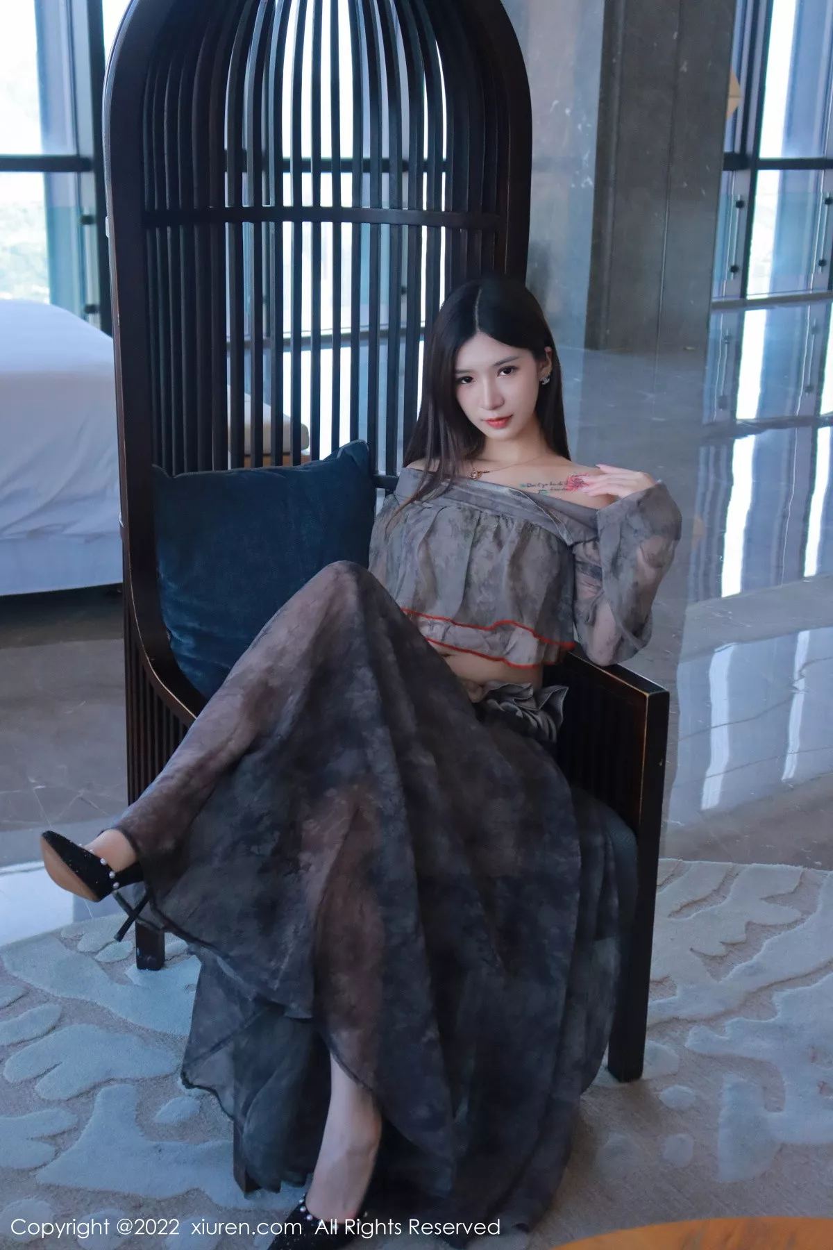 秀人集.com_[XiuRen秀人网]No.5857_模特hebe韩心雨暗灰色上衣配性感长裙露丁字裤秀翘臀诱惑写真50P