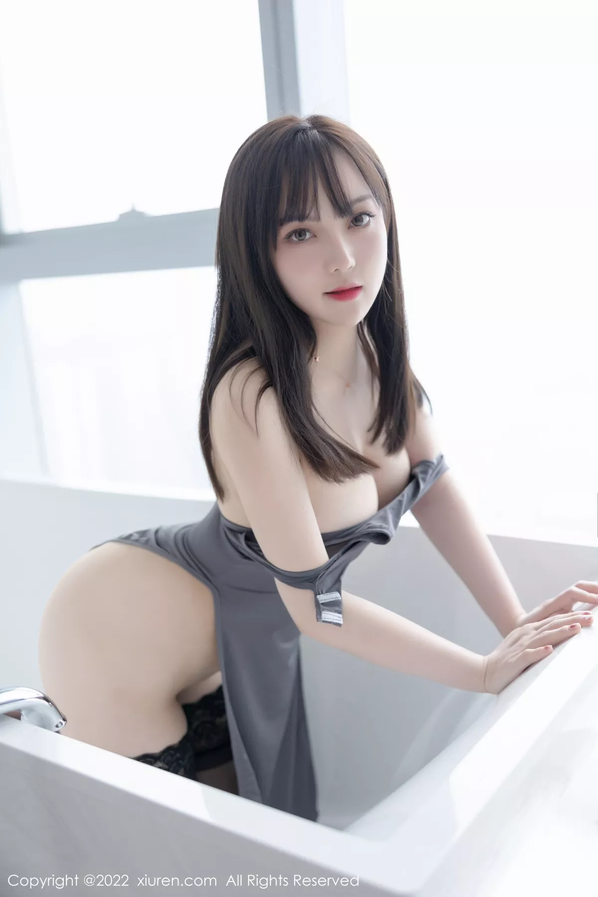 秀人集.com_[XiuRen秀人网]No.5865_模特豆瓣酱厦门旅拍灰色露肩短裙配蕾丝袜秀丰满身材诱惑写真71P