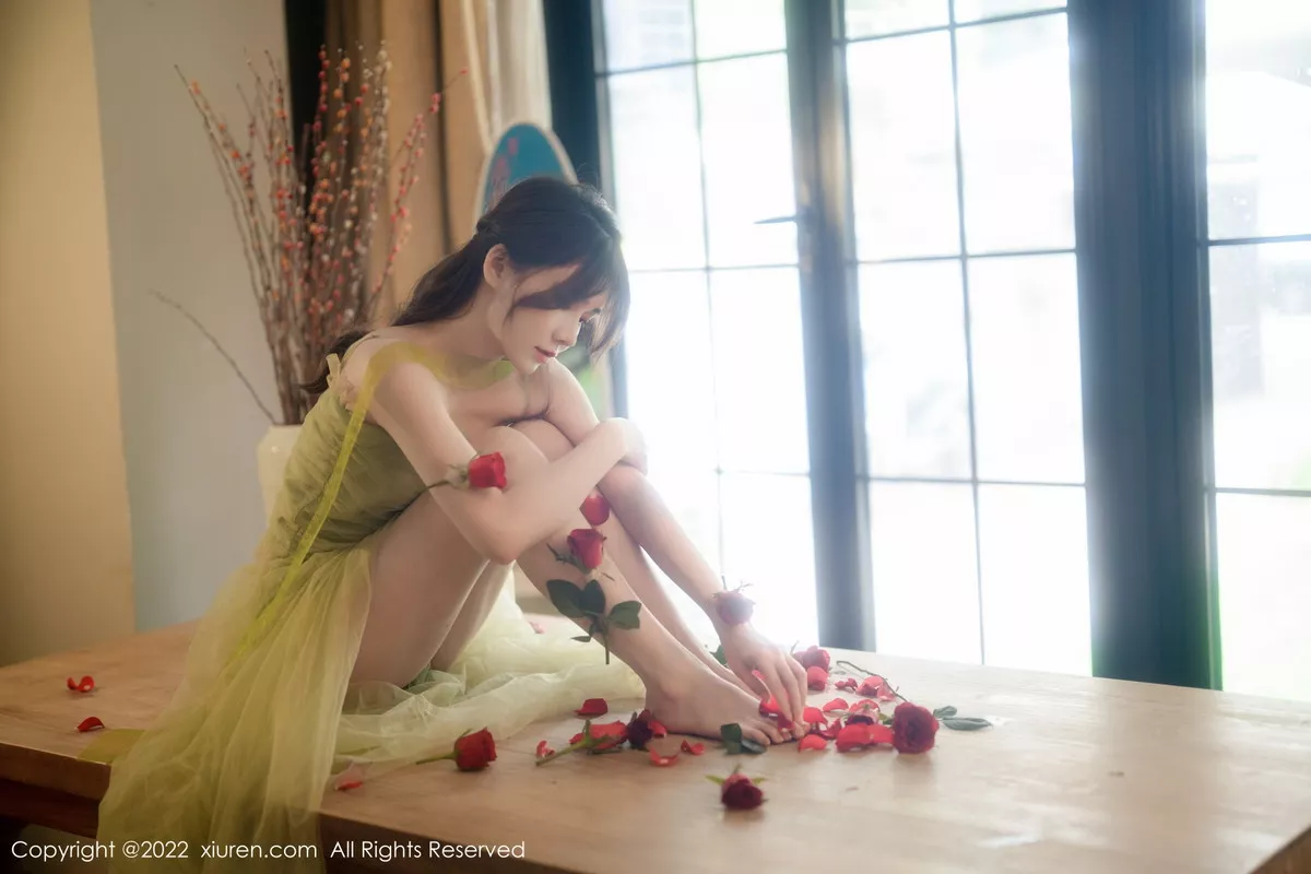 秀人集.com_[XiuRen秀人网]No.5875_模特婠婠么私房性感淡绿色连衣裙秀曼妙身姿白嫩美腿诱惑写真85P