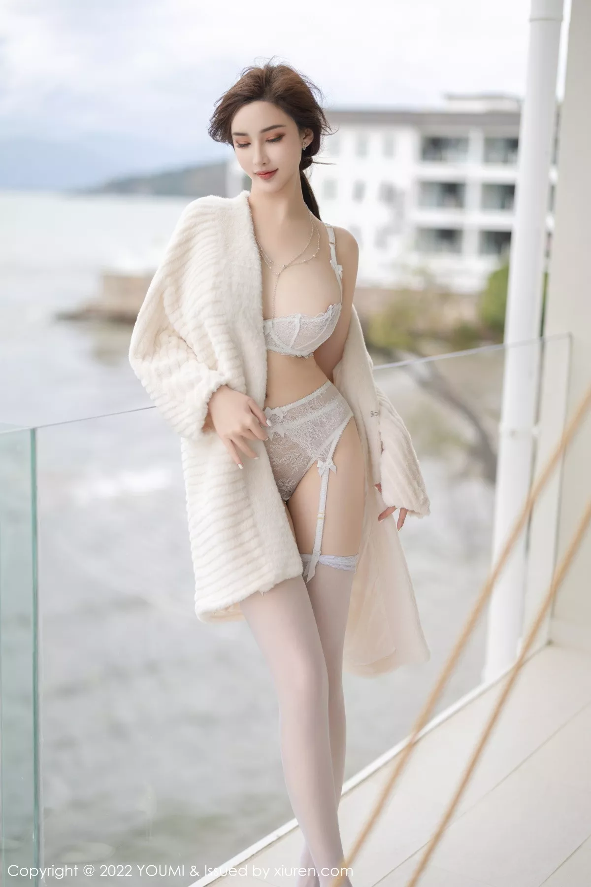 秀人集.com_[YouMi尤蜜荟]Vol.866_女神奶瓶土肥圆户外脱米色外衣露白色蕾丝内衣秀豪乳诱惑写真82P