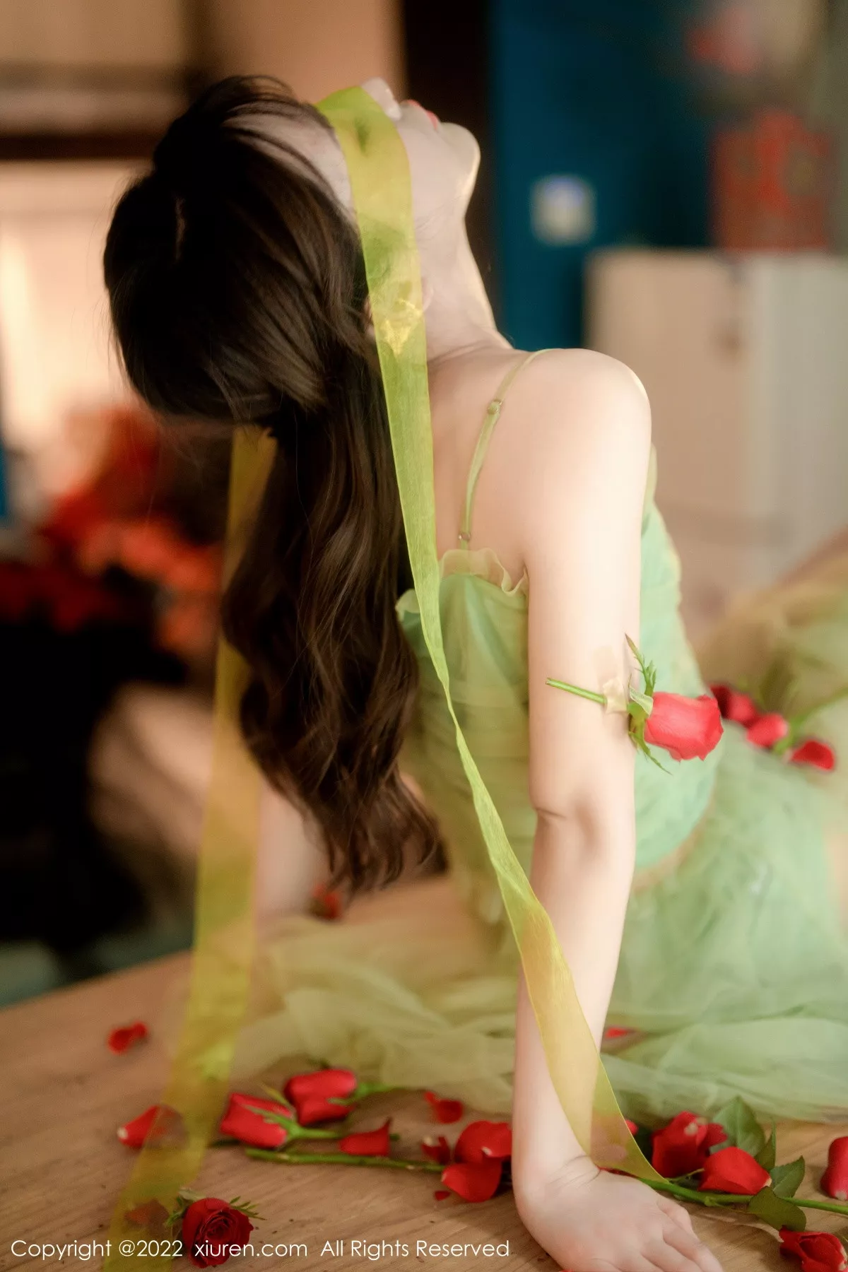 秀人集.com_[XiuRen秀人网]No.5875_模特婠婠么私房性感淡绿色连衣裙秀曼妙身姿白嫩美腿诱惑写真85P