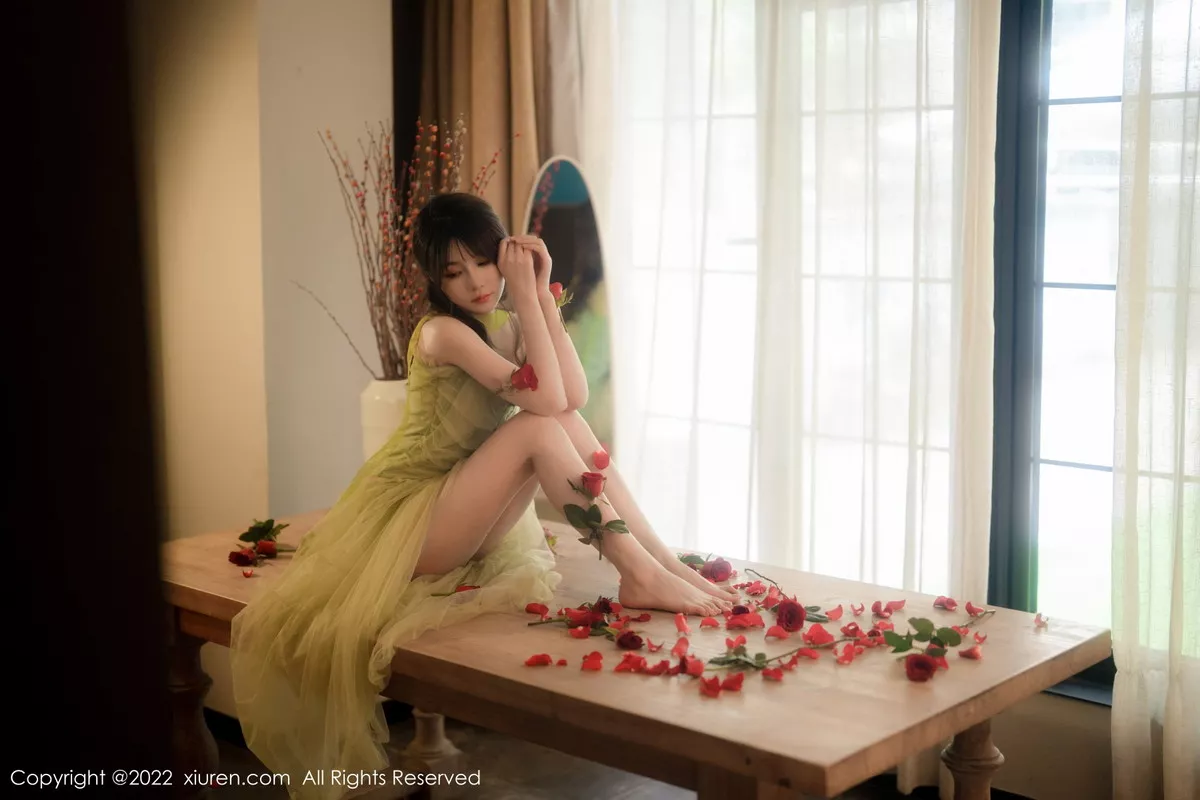 秀人集.com_[XiuRen秀人网]No.5875_模特婠婠么私房性感淡绿色连衣裙秀曼妙身姿白嫩美腿诱惑写真85P