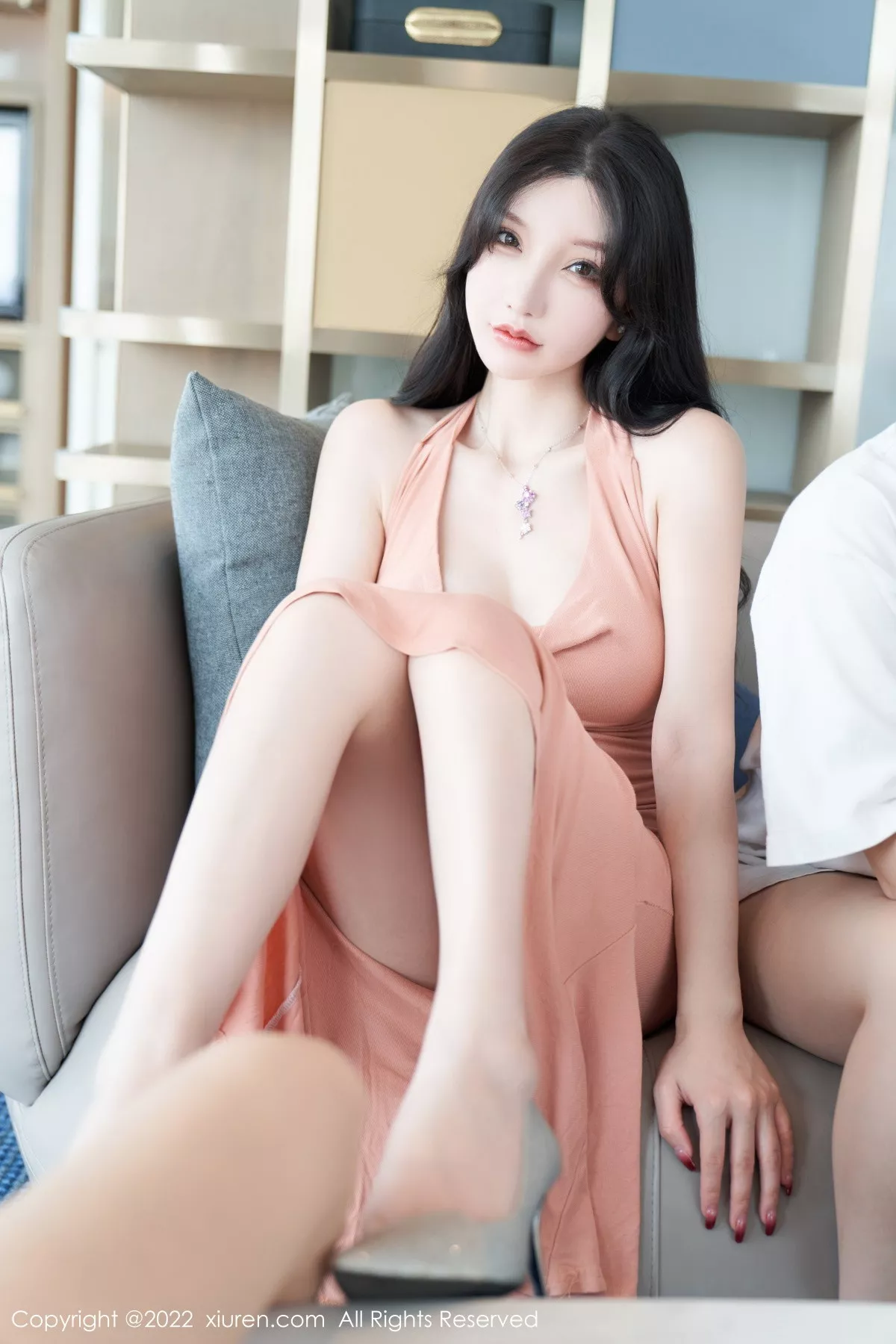 秀人集.com_[XiuRen秀人网]No.5881_女神周于希Sally心愿旅拍性感粉色长裙+白色薄纱惹火诱惑写真80P