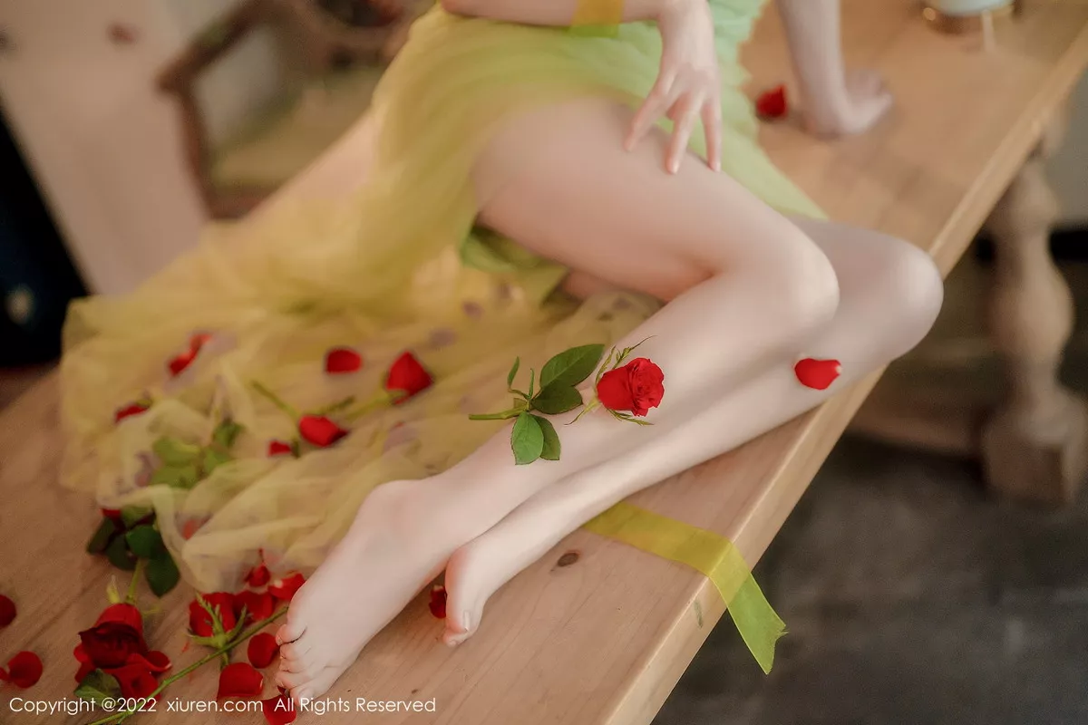 秀人集.com_[XiuRen秀人网]No.5875_模特婠婠么私房性感淡绿色连衣裙秀曼妙身姿白嫩美腿诱惑写真85P