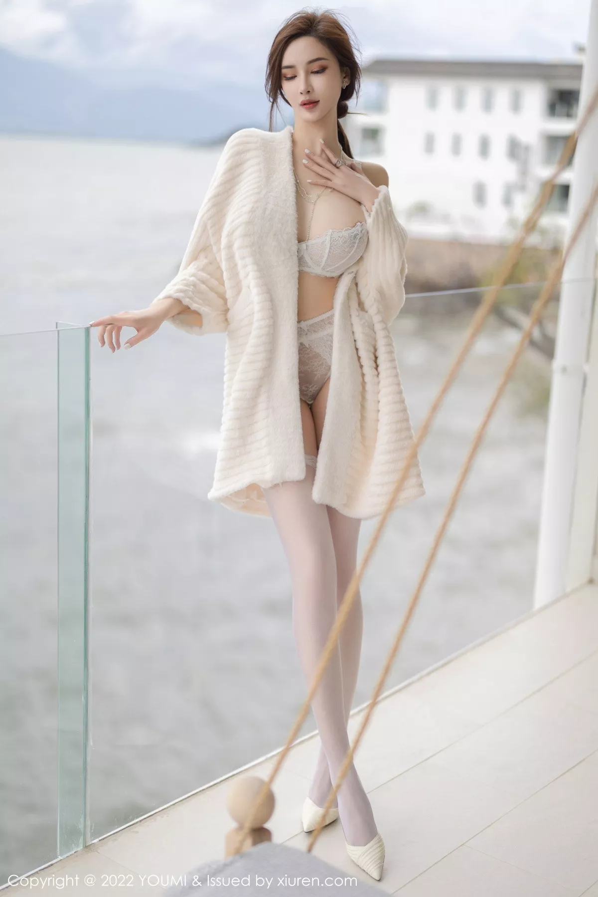 秀人集.com_[YouMi尤蜜荟]Vol.866_女神奶瓶土肥圆户外脱米色外衣露白色蕾丝内衣秀豪乳诱惑写真82P