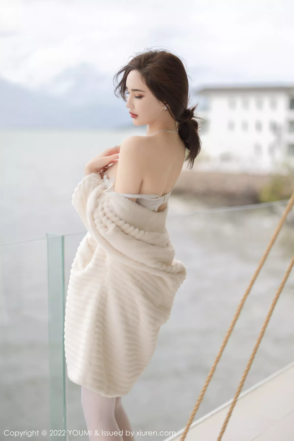 秀人集.com_[YouMi尤蜜荟]Vol.866_女神奶瓶土肥圆户外脱米色外衣露白色蕾丝内衣秀豪乳诱惑写真82P