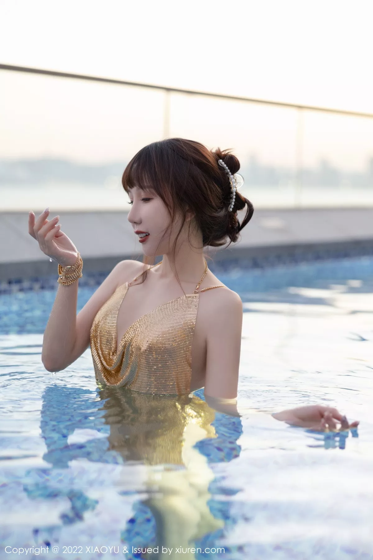 秀人集.com_[XiaoYu画语界]Vol.890_模特波巧酱泳池场景拍摄性感金色吊带短裙秀曼妙身姿诱惑写真78P