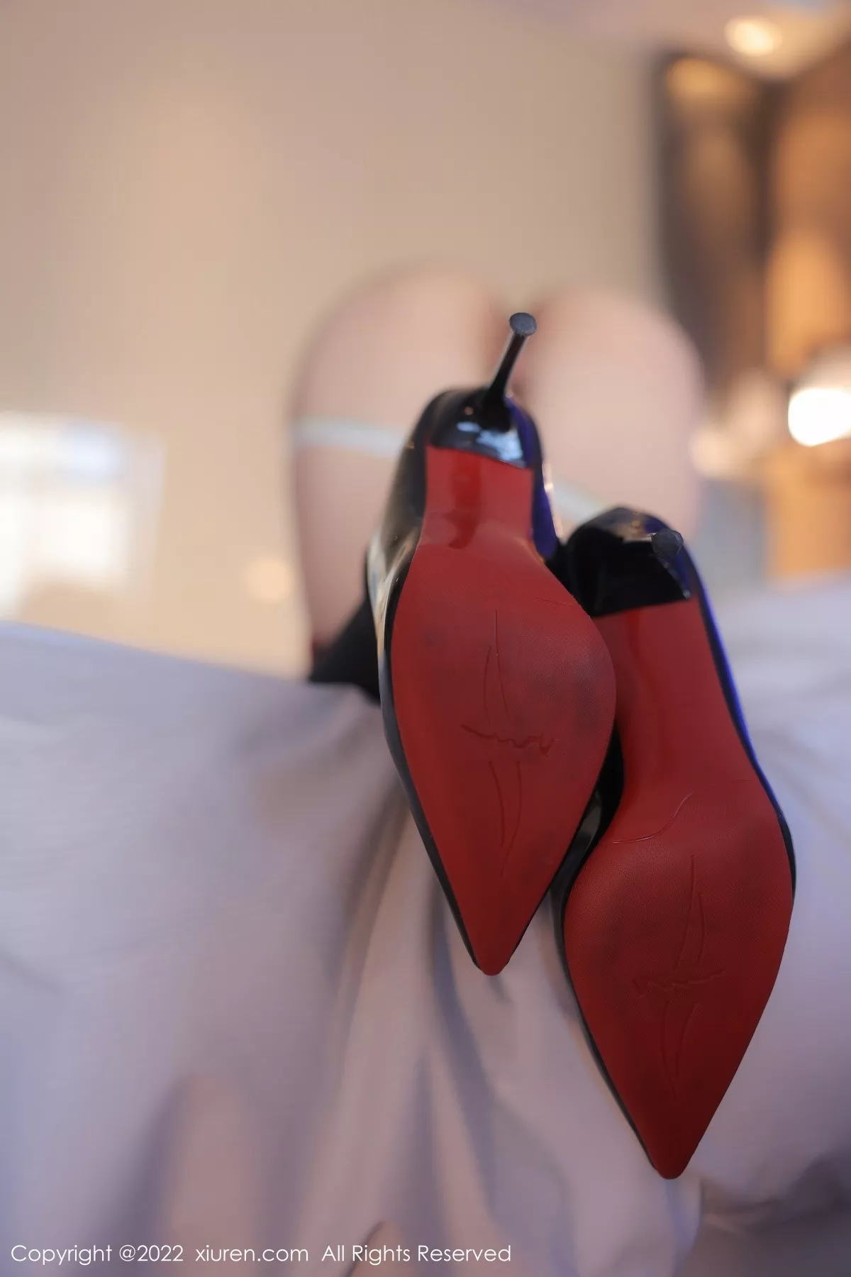 秀人集.com_[XiuRen秀人网]No.5758_新人模特小乔乔乔性感黑色背带裙露灰色内衣黑丝吊袜诱惑写真72P