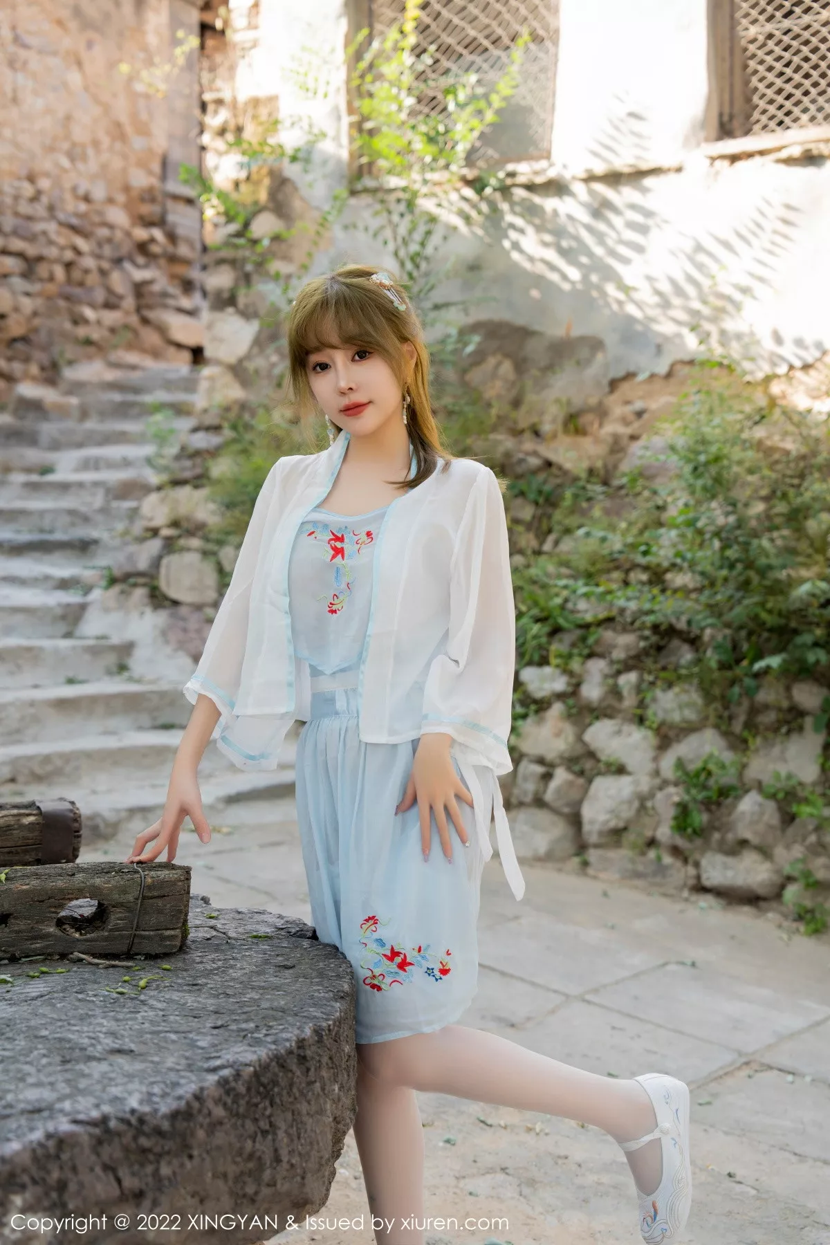 秀人集.com_[XINGYAN星颜社]VOL.150_女神王雨纯户外白色轻透古装服饰配白丝袜秀完美身材诱惑写真75P