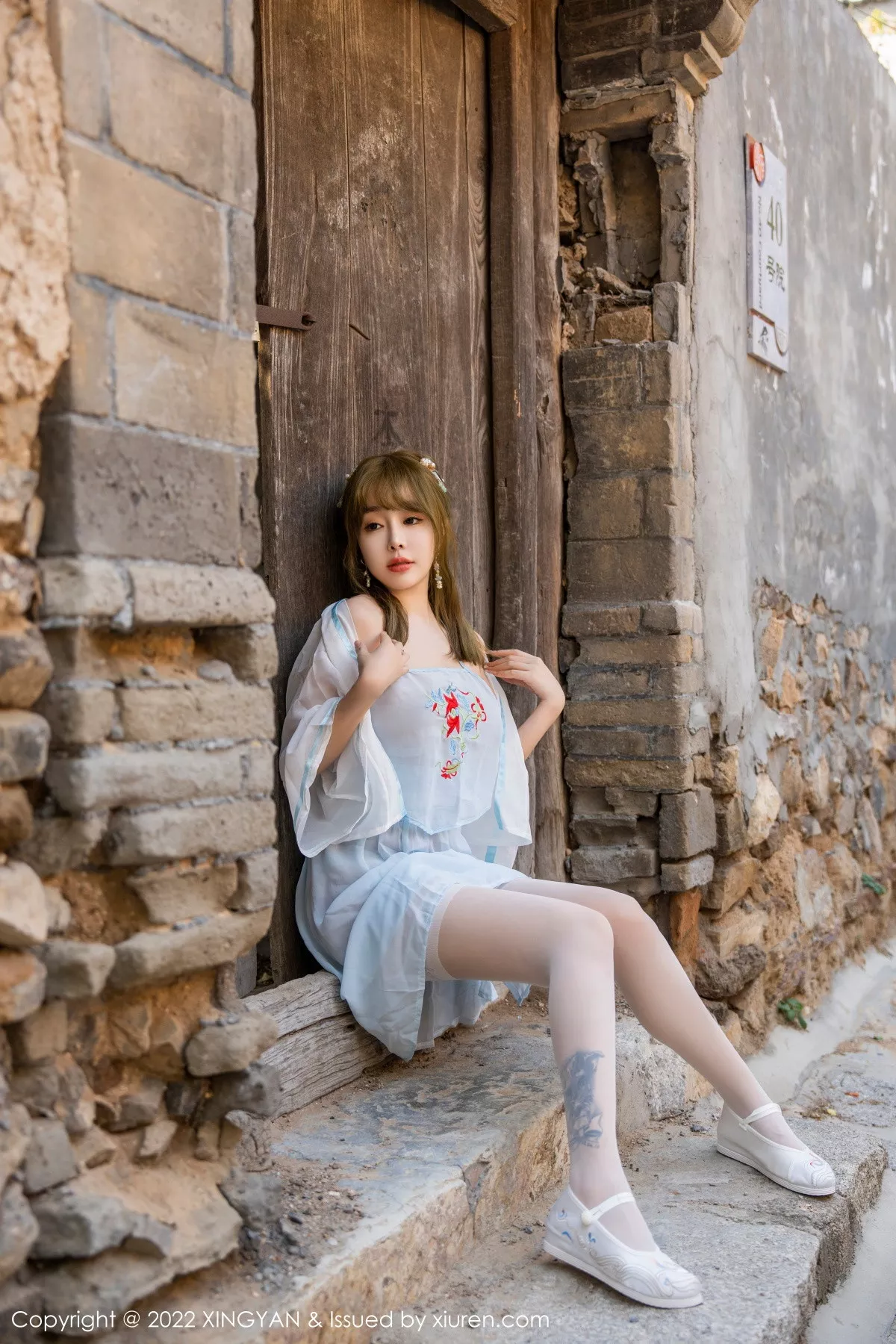 秀人集.com_[XINGYAN星颜社]VOL.150_女神王雨纯户外白色轻透古装服饰配白丝袜秀完美身材诱惑写真75P