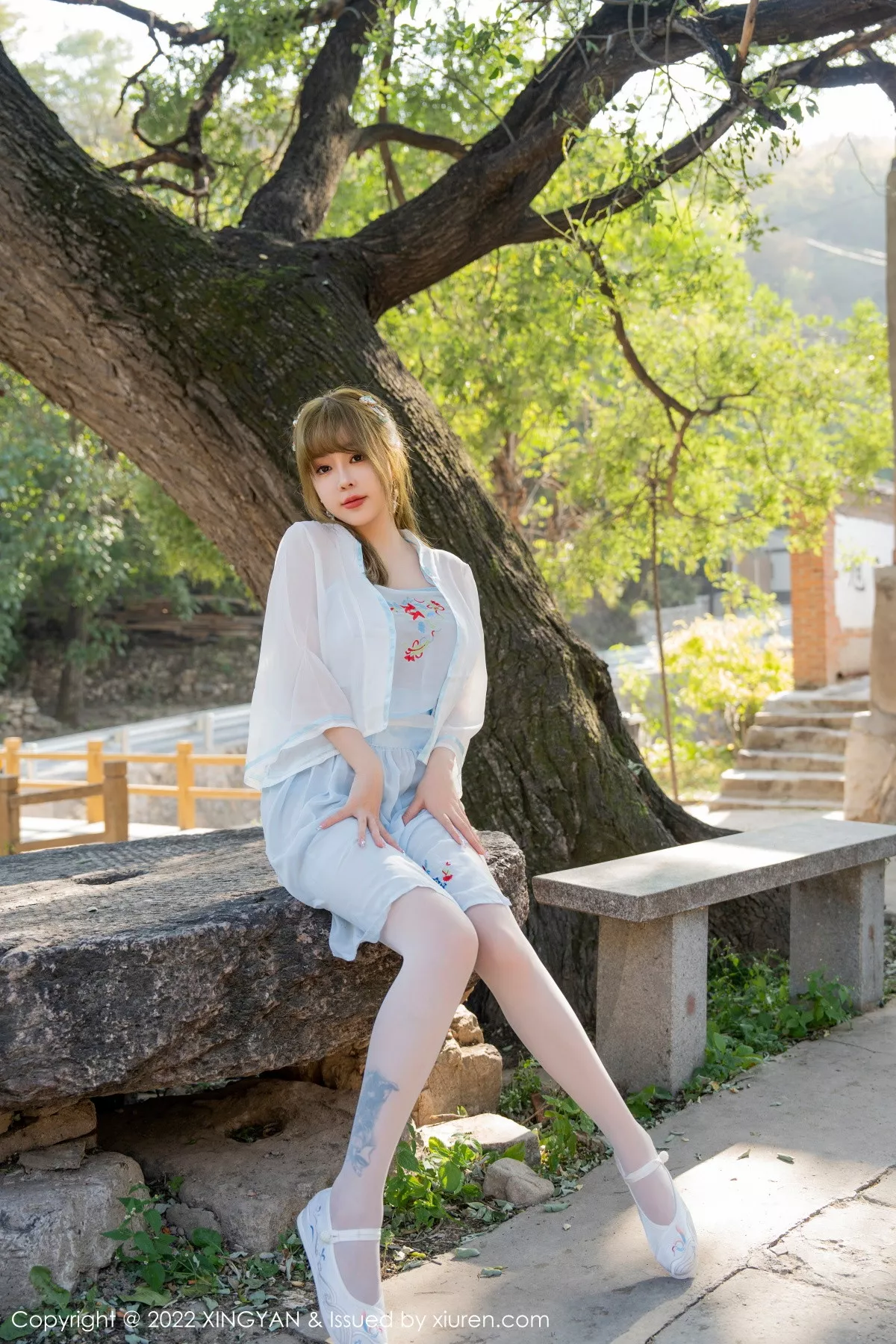 秀人集.com_[XINGYAN星颜社]VOL.150_女神王雨纯户外白色轻透古装服饰配白丝袜秀完美身材诱惑写真75P