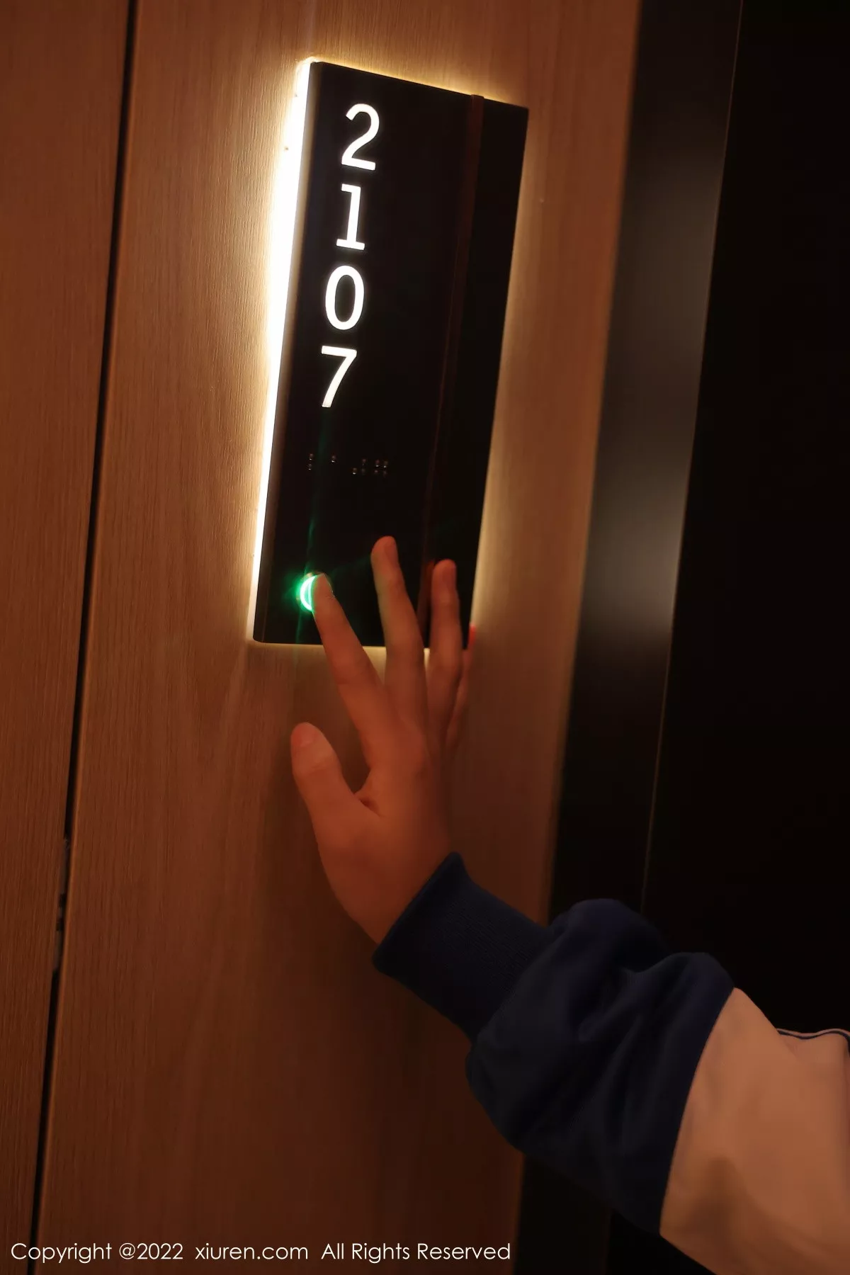 秀人集.com_[XiuRen秀人网]No.5766_模特美羊羊宾馆场景脱运动装露黑色薄纱情趣内衣迷人诱惑写真90P