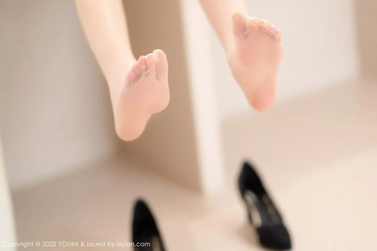 秀人集.com_[YouMi尤蜜荟]Vol.858_女神奶瓶土肥圆性感深色制服套装半脱秀丰满身材迷人诱惑写真77P