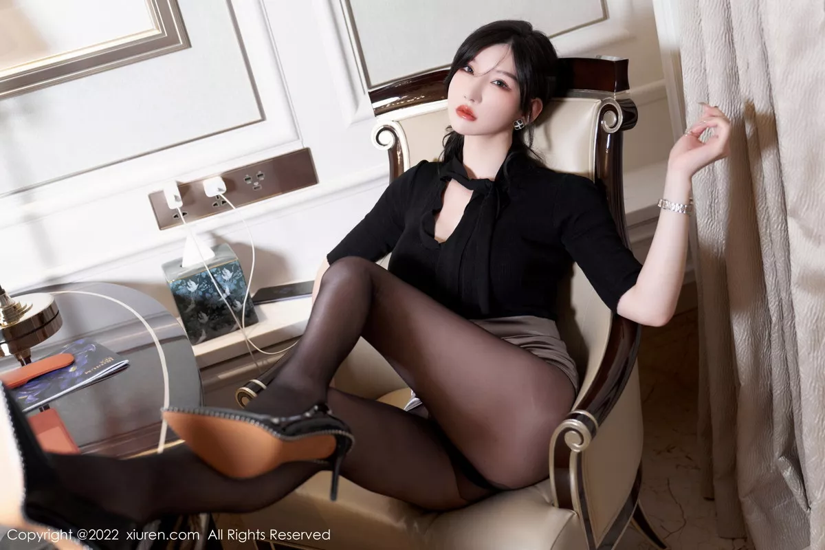 秀人集.com_[XiuRen秀人网]No.5777_女神周于希Sally黑上衣配浅色短裙露超薄闪亮黑丝极致魅惑写真89P