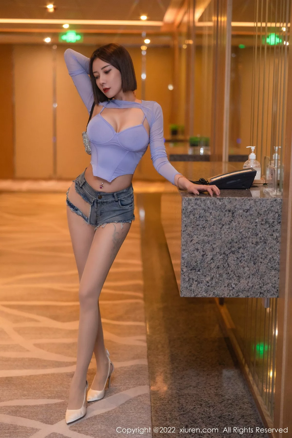 秀人集.com_[XiuRen秀人网]No.5779_御姐果儿大理旅拍紫色收身上衣配牛仔短裤秀凹凸身材诱惑写真79P