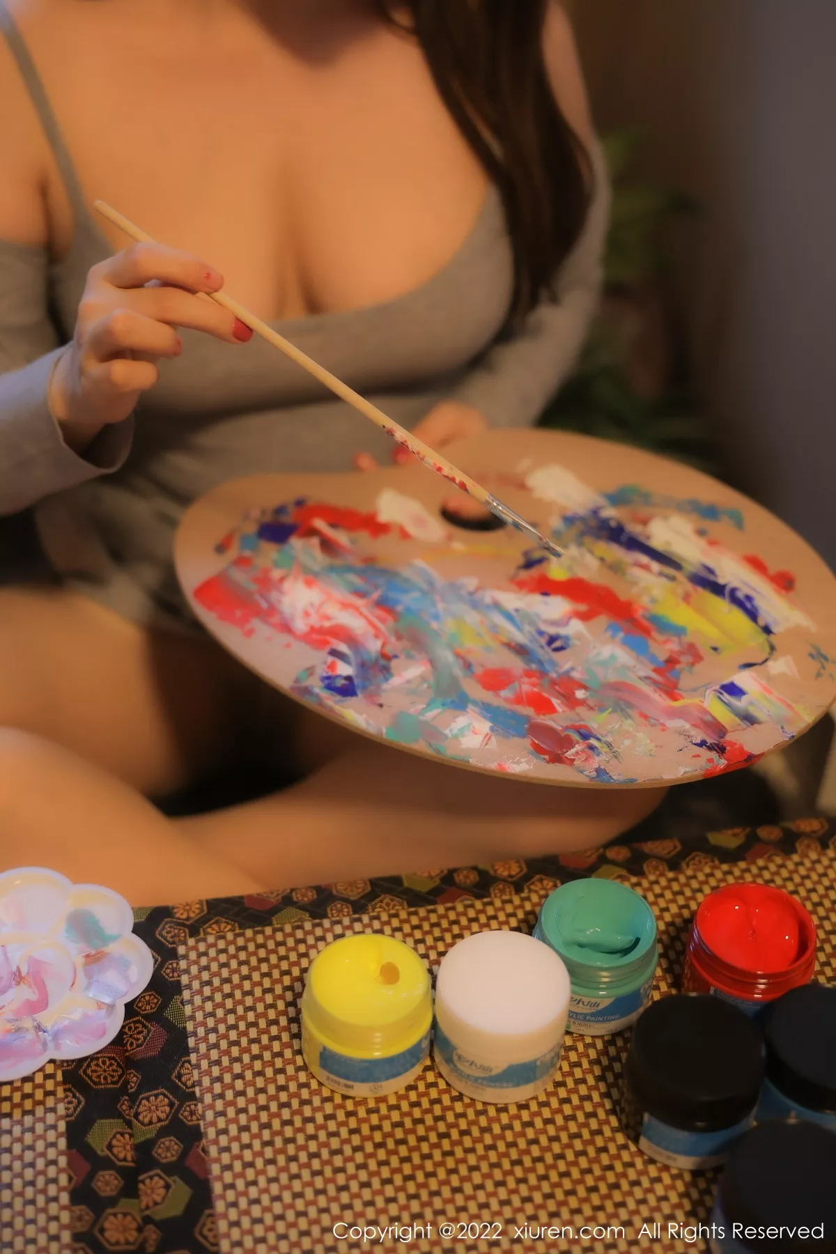 秀人集.com_[XiuRen秀人网]No.5943_模特豆瓣酱绘画主题灰色低胸吊带裙配肉丝秀丰满身材诱惑写真71P