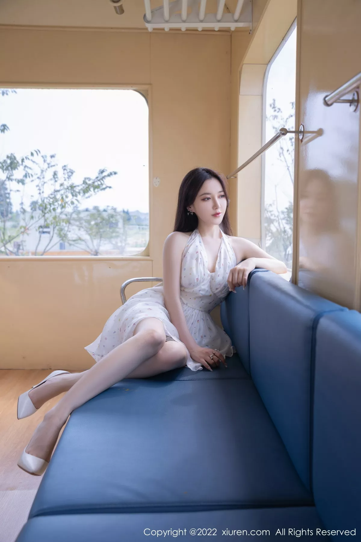 秀人集.com_[XiuRen秀人网]No.5947_模特鱼子酱Fish电车场景脱露肩连衣裙露白色蕾丝内衣诱惑写真80P