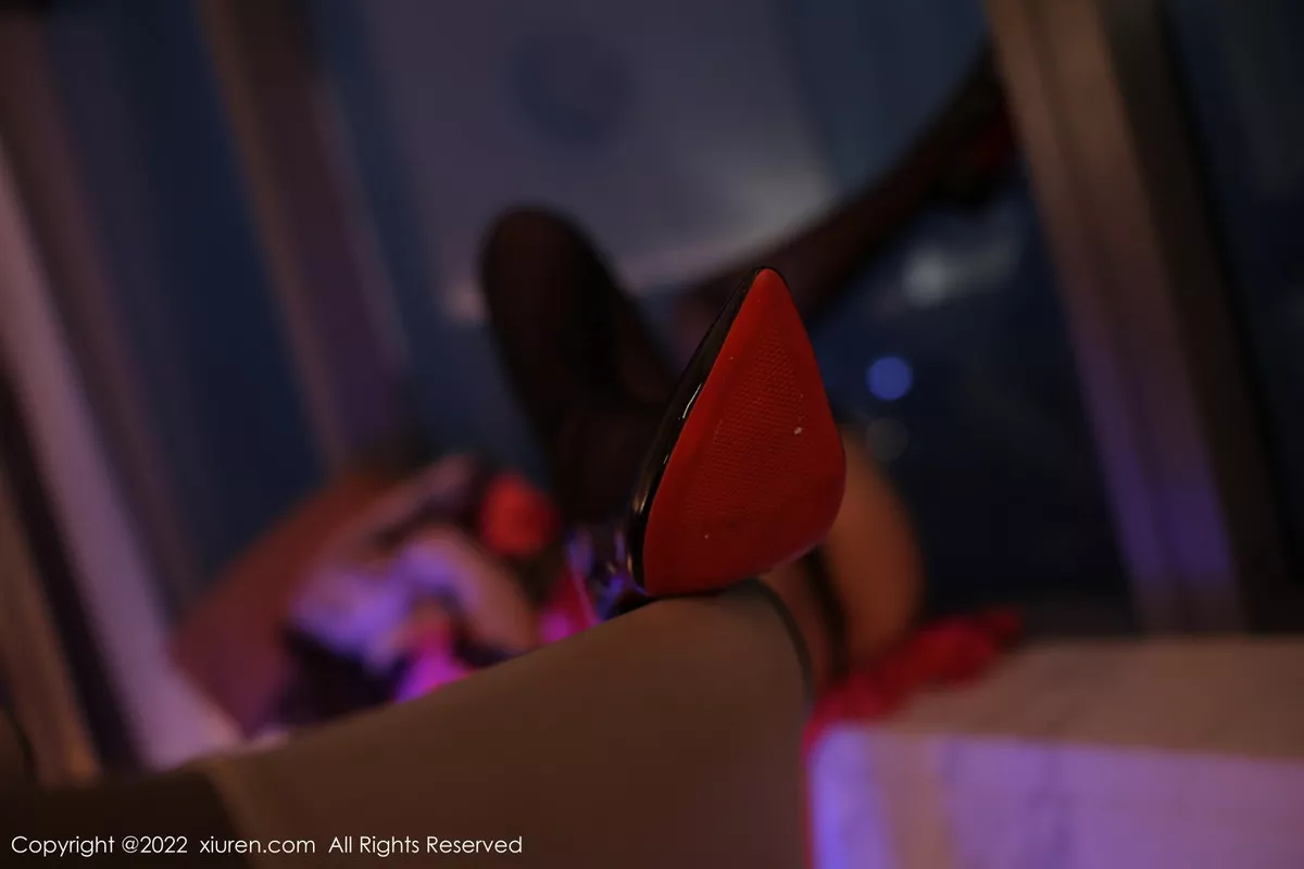 秀人集.com_[XiuRen秀人网]No.5952_模特江真真私房玫红色睡裙露黑色蕾丝内衣配黑丝吊袜魅惑写真106P