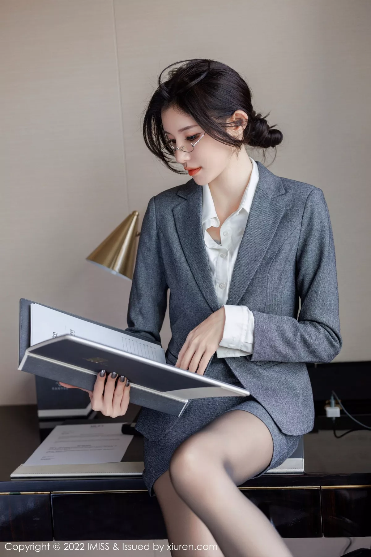 秀人集.com_[IMISS爱蜜社]Vol.708_模特泥鳅鳅私房脱灰色制服露性感蕾丝内衣配开档黑丝诱惑写真55P