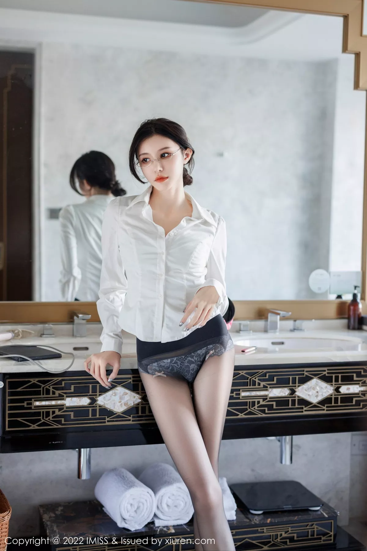 秀人集.com_[IMISS爱蜜社]Vol.708_模特泥鳅鳅私房脱灰色制服露性感蕾丝内衣配开档黑丝诱惑写真55P