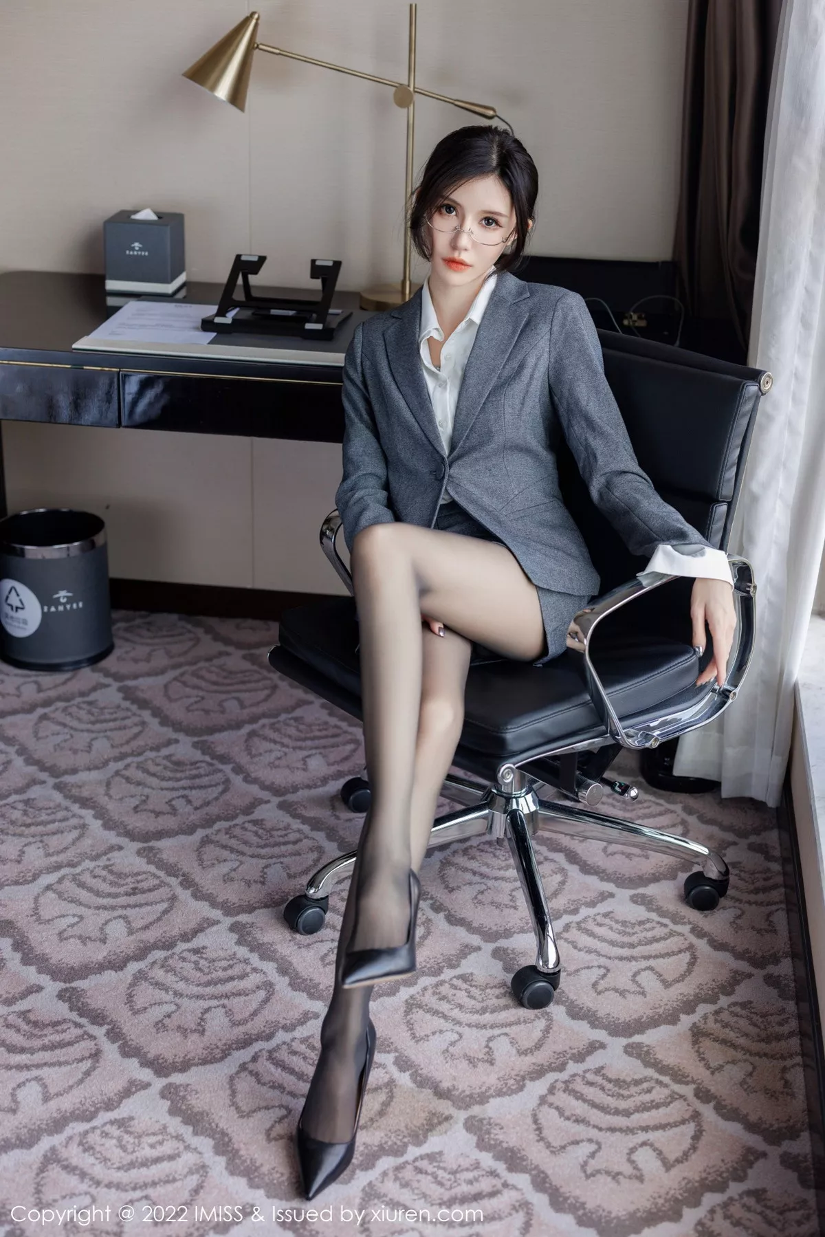 秀人集.com_[IMISS爱蜜社]Vol.708_模特泥鳅鳅私房脱灰色制服露性感蕾丝内衣配开档黑丝诱惑写真55P