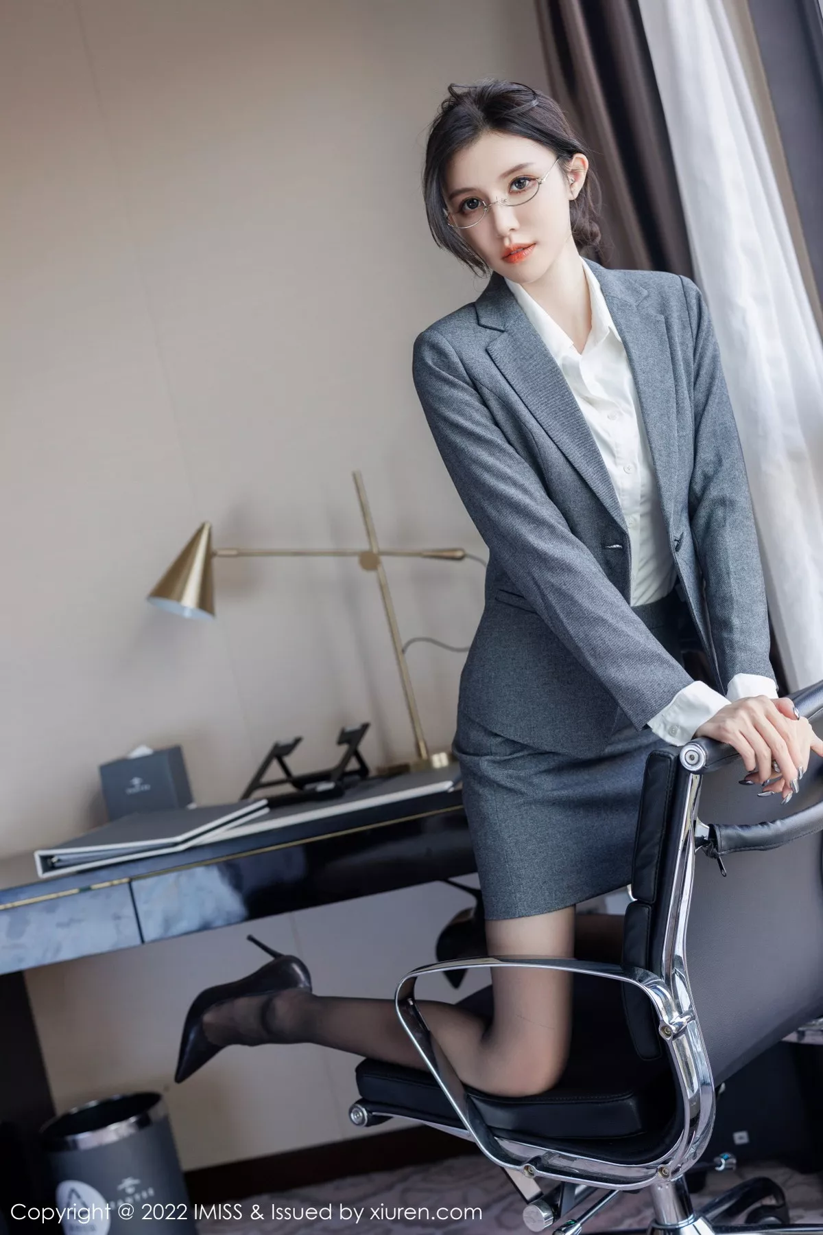 秀人集.com_[IMISS爱蜜社]Vol.708_模特泥鳅鳅私房脱灰色制服露性感蕾丝内衣配开档黑丝诱惑写真55P