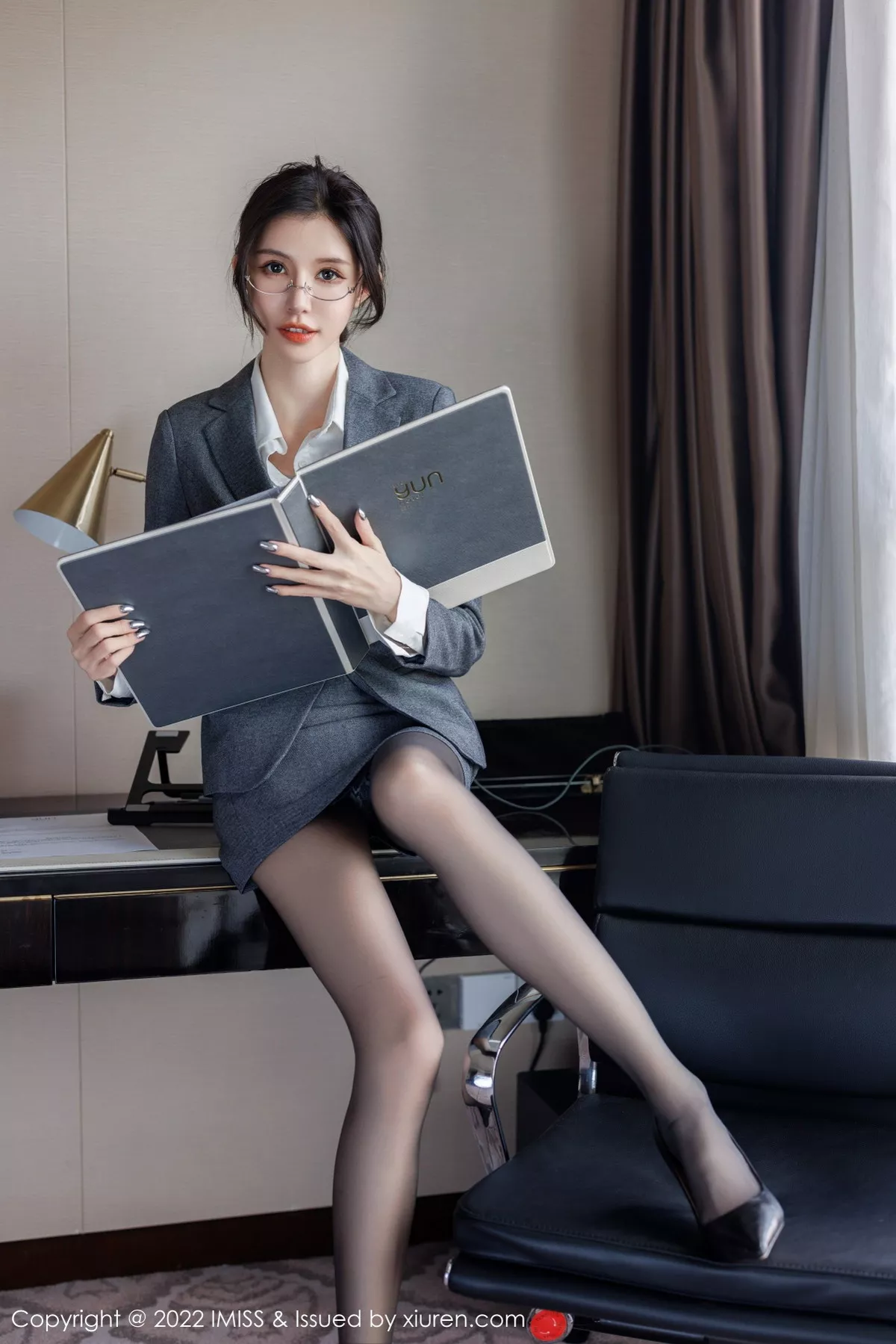 秀人集.com_[IMISS爱蜜社]Vol.708_模特泥鳅鳅私房脱灰色制服露性感蕾丝内衣配开档黑丝诱惑写真55P