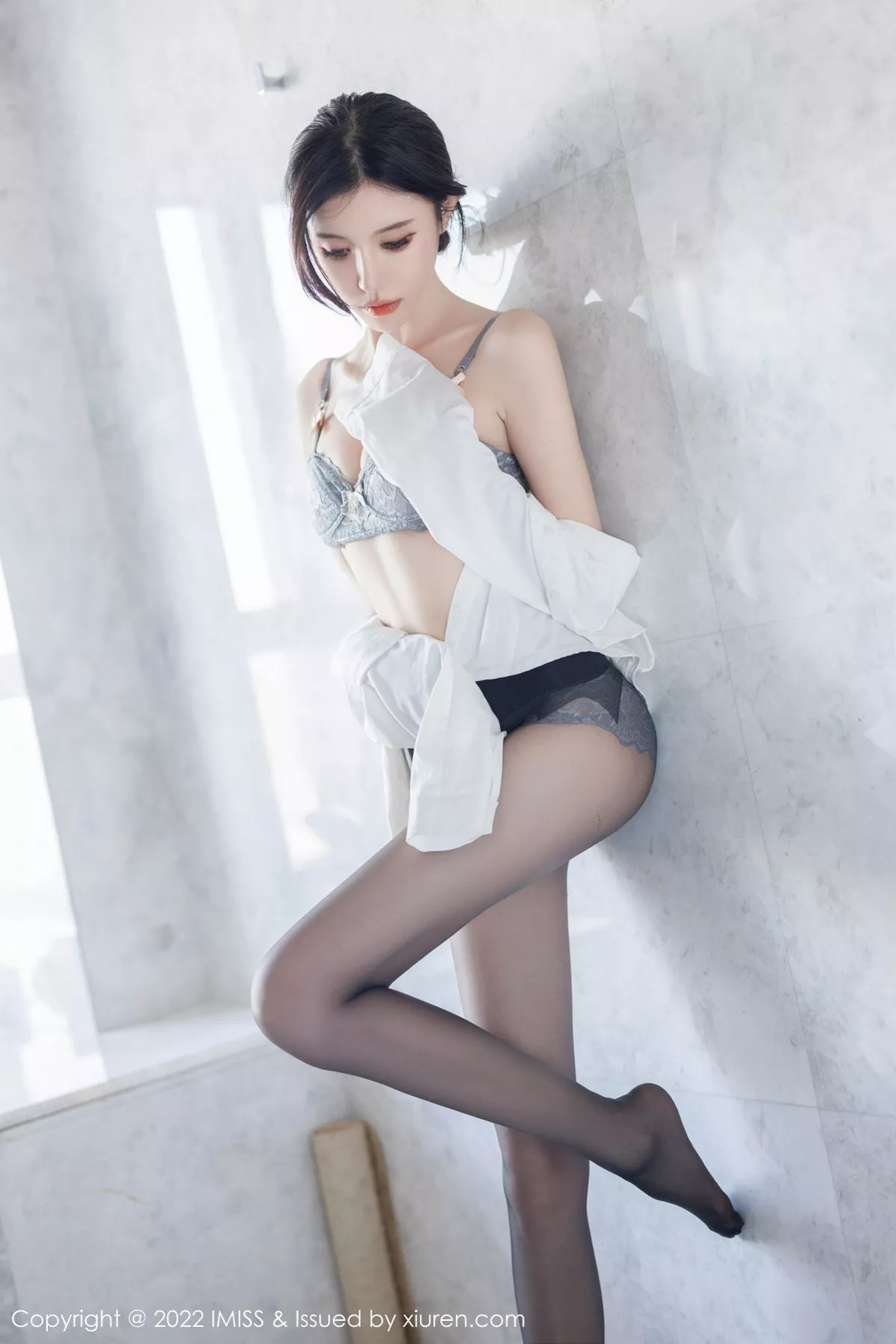 秀人集.com_[IMISS爱蜜社]Vol.708_模特泥鳅鳅私房脱灰色制服露性感蕾丝内衣配开档黑丝诱惑写真55P