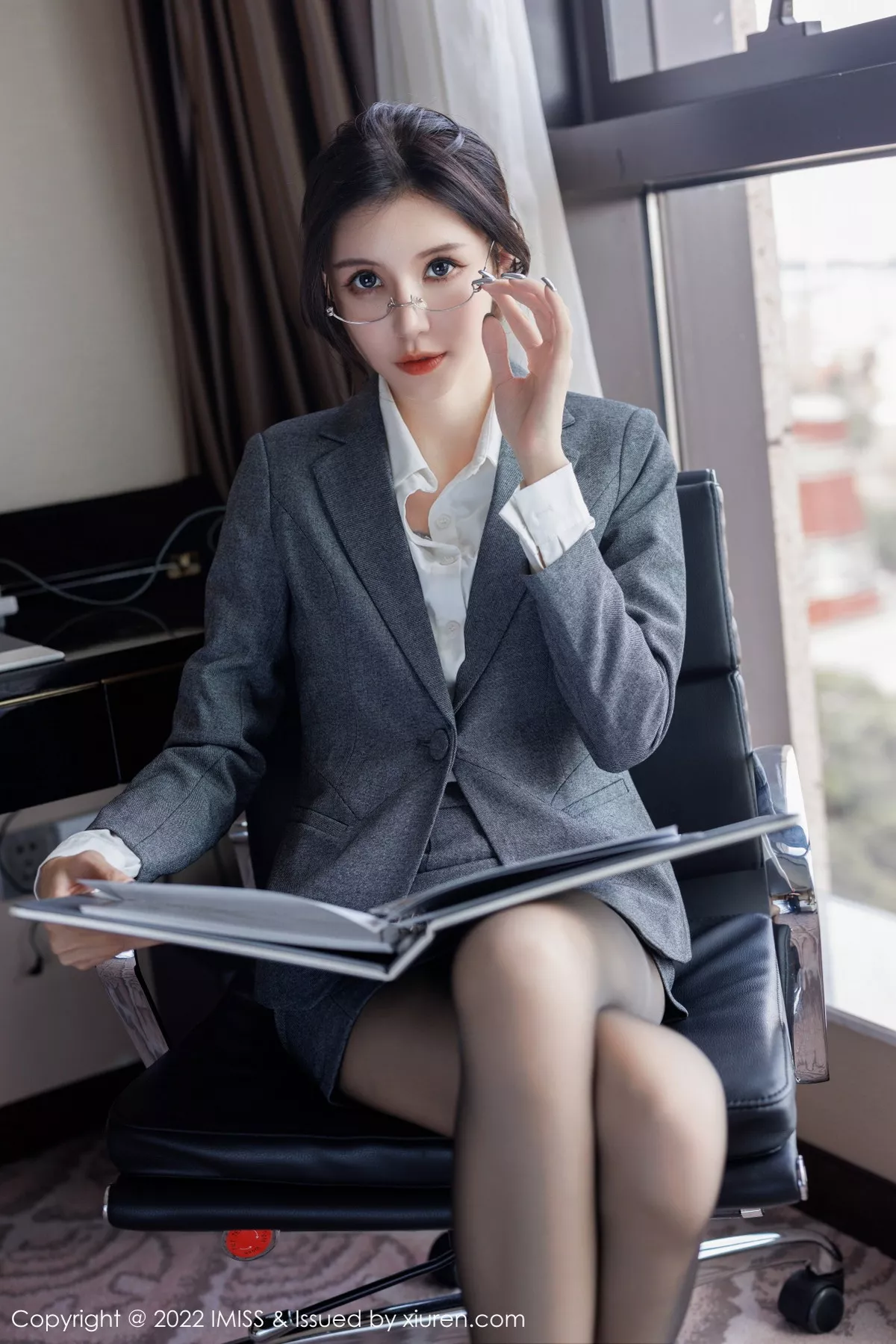 秀人集.com_[IMISS爱蜜社]Vol.708_模特泥鳅鳅私房脱灰色制服露性感蕾丝内衣配开档黑丝诱惑写真55P