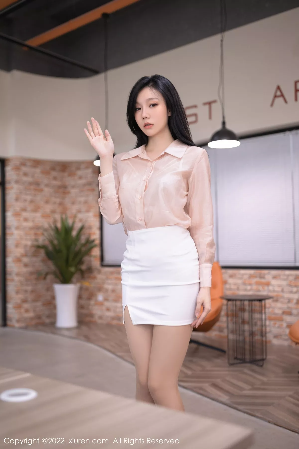 秀人集.com_[XiuRen秀人网]No.5960_模特安然anran浅色上衣配白色短裙露蕾丝内衣原色丝袜诱惑写真82P