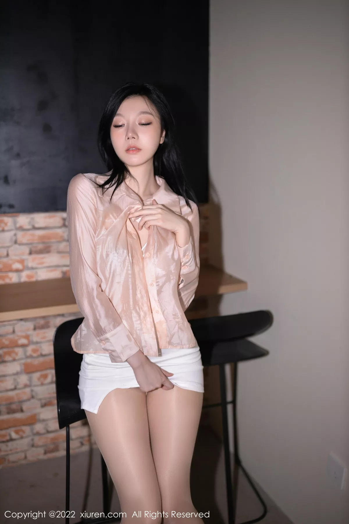 秀人集.com_[XiuRen秀人网]No.5960_模特安然anran浅色上衣配白色短裙露蕾丝内衣原色丝袜诱惑写真82P