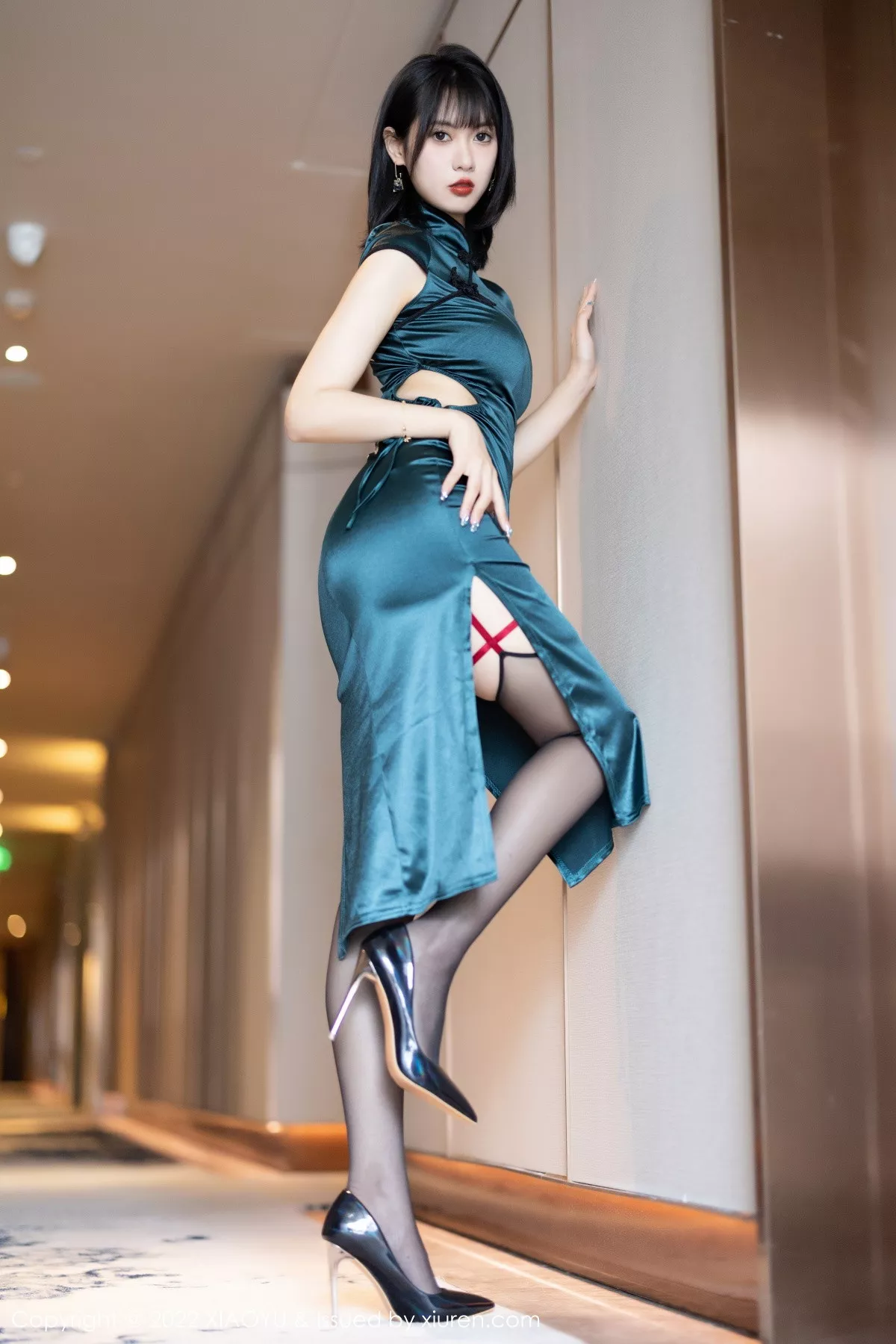 秀人集.com_[XiaoYu画语界]Vol.920_模特林子遥私房性感深色旗袍配黑丝吊袜秀曼妙身姿迷人诱惑写真73P