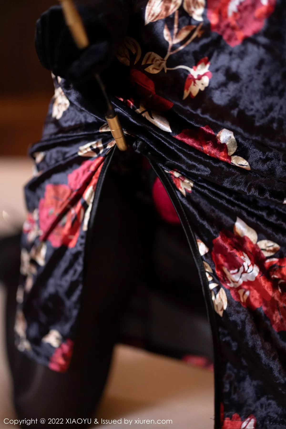 秀人集.com_[XiaoYu画语界]Vol.909_女神王馨瑶yanni脱性感深色旗袍露红色内衣配开档黑丝诱惑写真90P