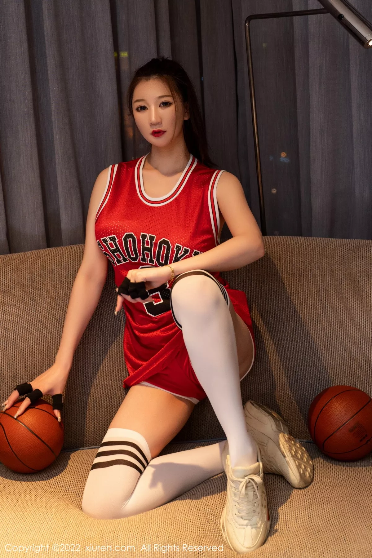 秀人集.com_[XiuRen秀人网]No.5969_模特顾乔楠Cora阳朔旅拍性感红色球衣秀魔鬼身材撩人诱惑写真72P