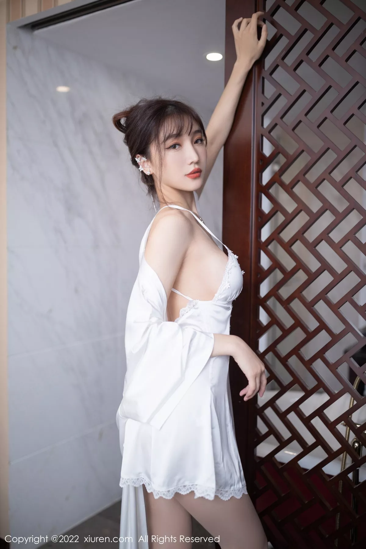 秀人集.com_[XiuRen秀人网]No.5973_模特陆萱萱北京旅拍性感白色睡裙配超薄无内肉丝极致诱惑写真82P