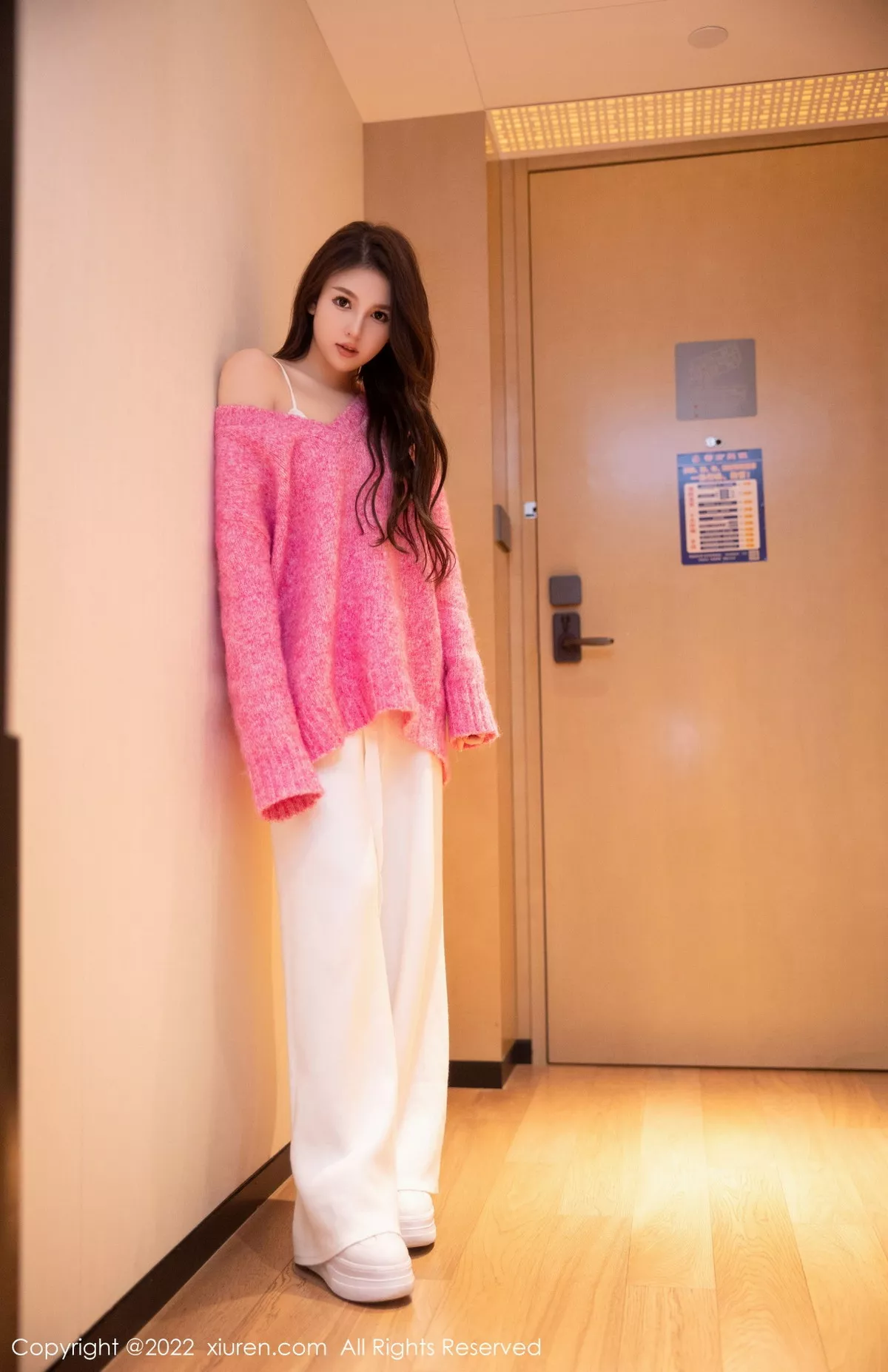 秀人集.com_[XiuRen秀人网]No.5975_模特美羊羊玫红色毛线上衣配白色长裤半脱秀曼妙身姿诱惑写真69P