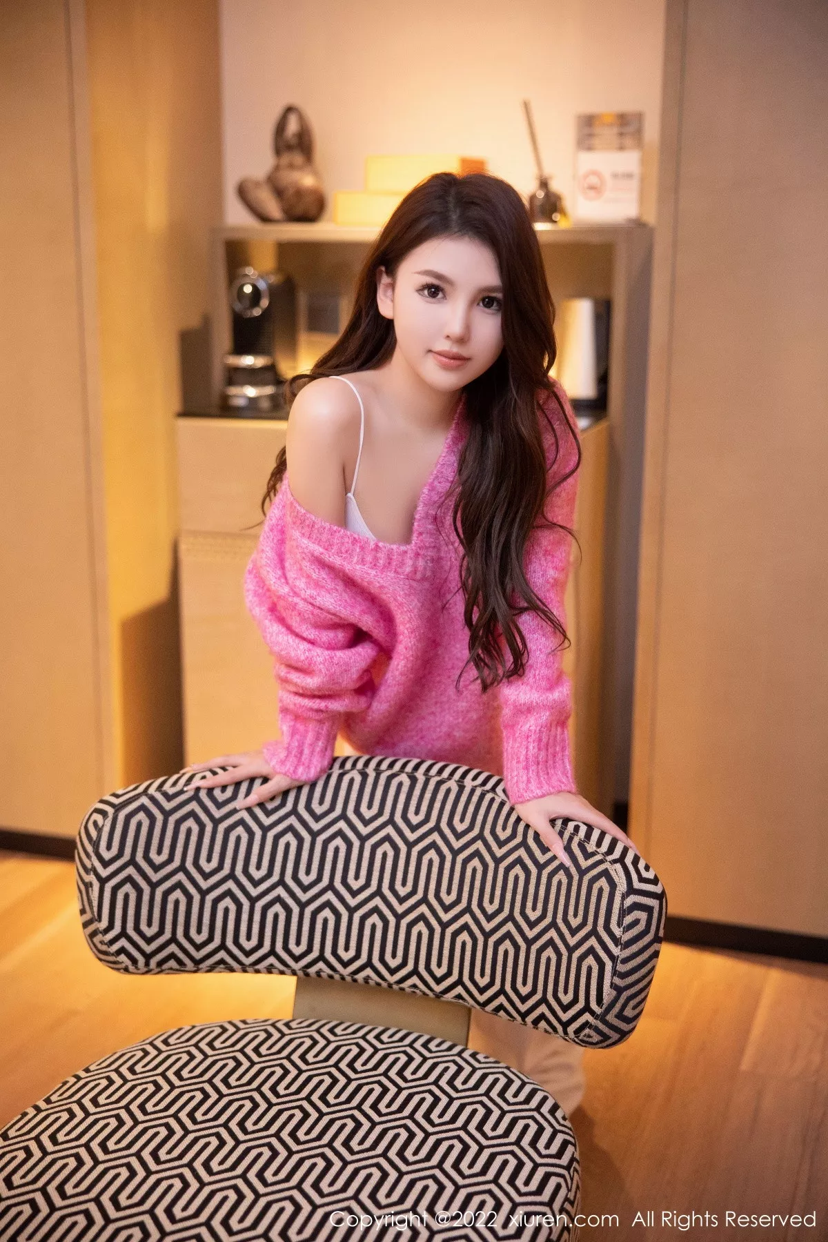 秀人集.com_[XiuRen秀人网]No.5975_模特美羊羊玫红色毛线上衣配白色长裤半脱秀曼妙身姿诱惑写真69P