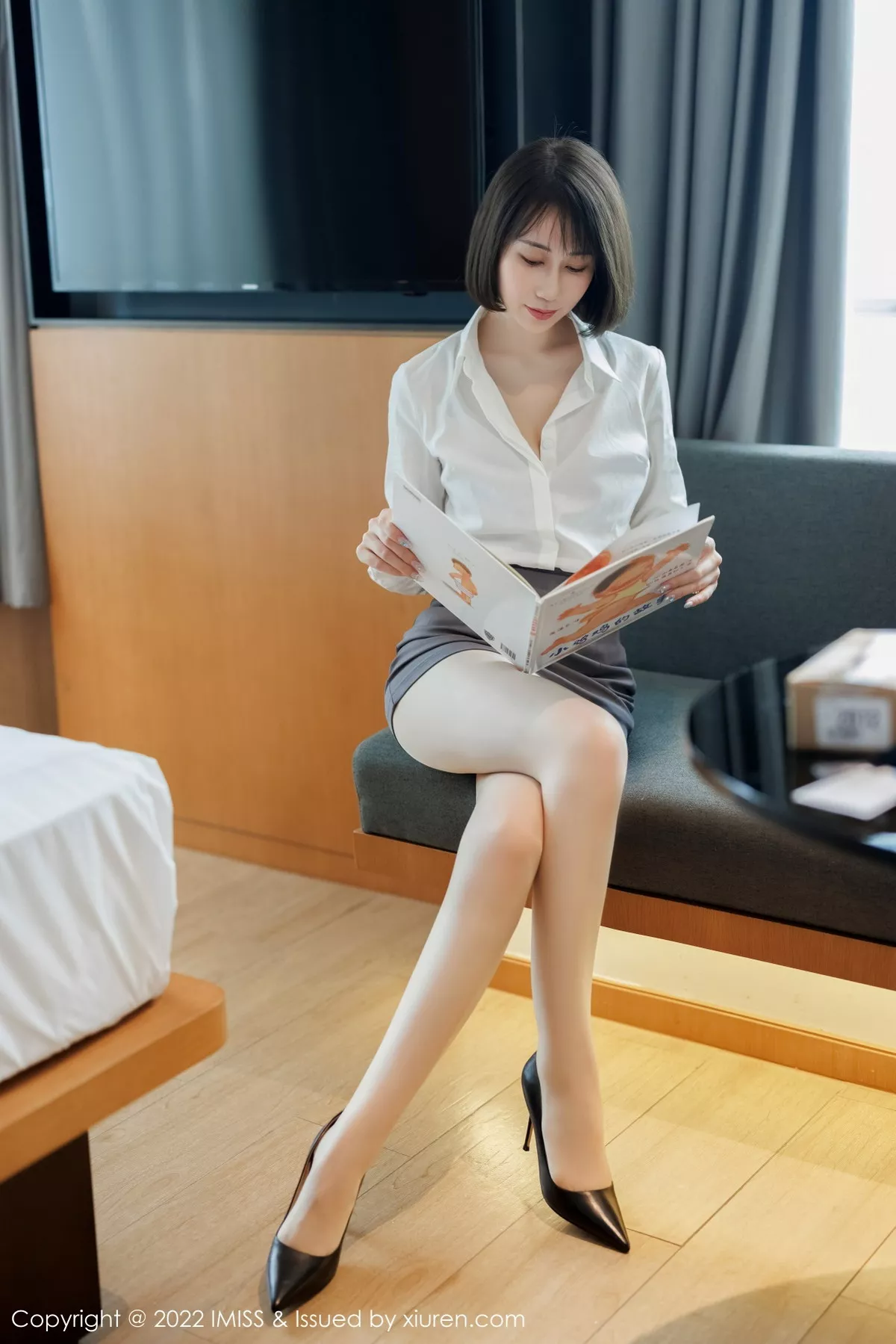 秀人集.com_[IMISS爱蜜社]Vol.709_新人模特瑞妤性感白T配灰色短裙露紫色内衣超薄肉丝迷人写真68P