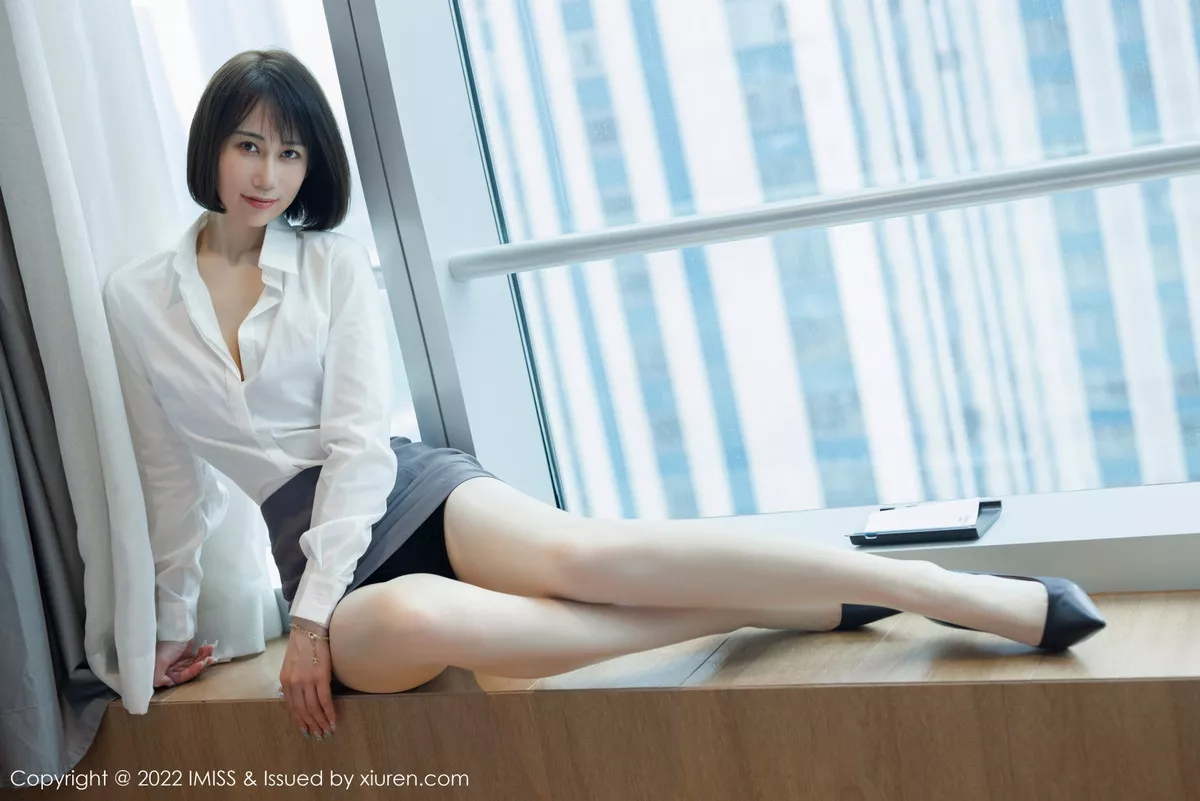 秀人集.com_[IMISS爱蜜社]Vol.709_新人模特瑞妤性感白T配灰色短裙露紫色内衣超薄肉丝迷人写真68P