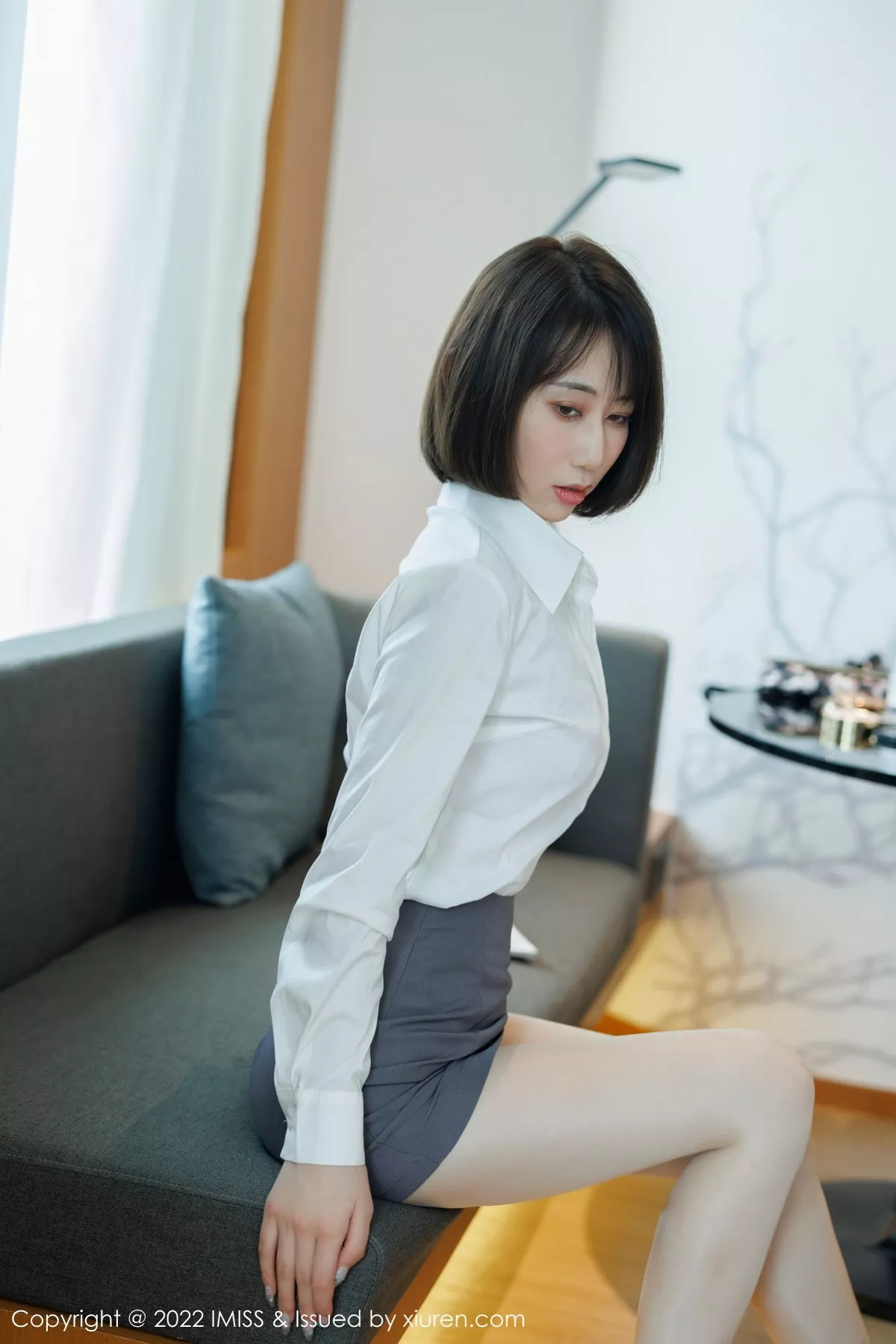 秀人集.com_[IMISS爱蜜社]Vol.709_新人模特瑞妤性感白T配灰色短裙露紫色内衣超薄肉丝迷人写真68P