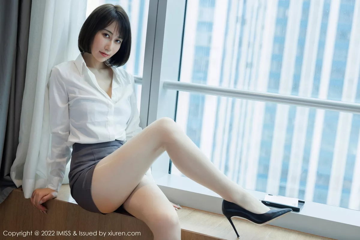 秀人集.com_[IMISS爱蜜社]Vol.709_新人模特瑞妤性感白T配灰色短裙露紫色内衣超薄肉丝迷人写真68P