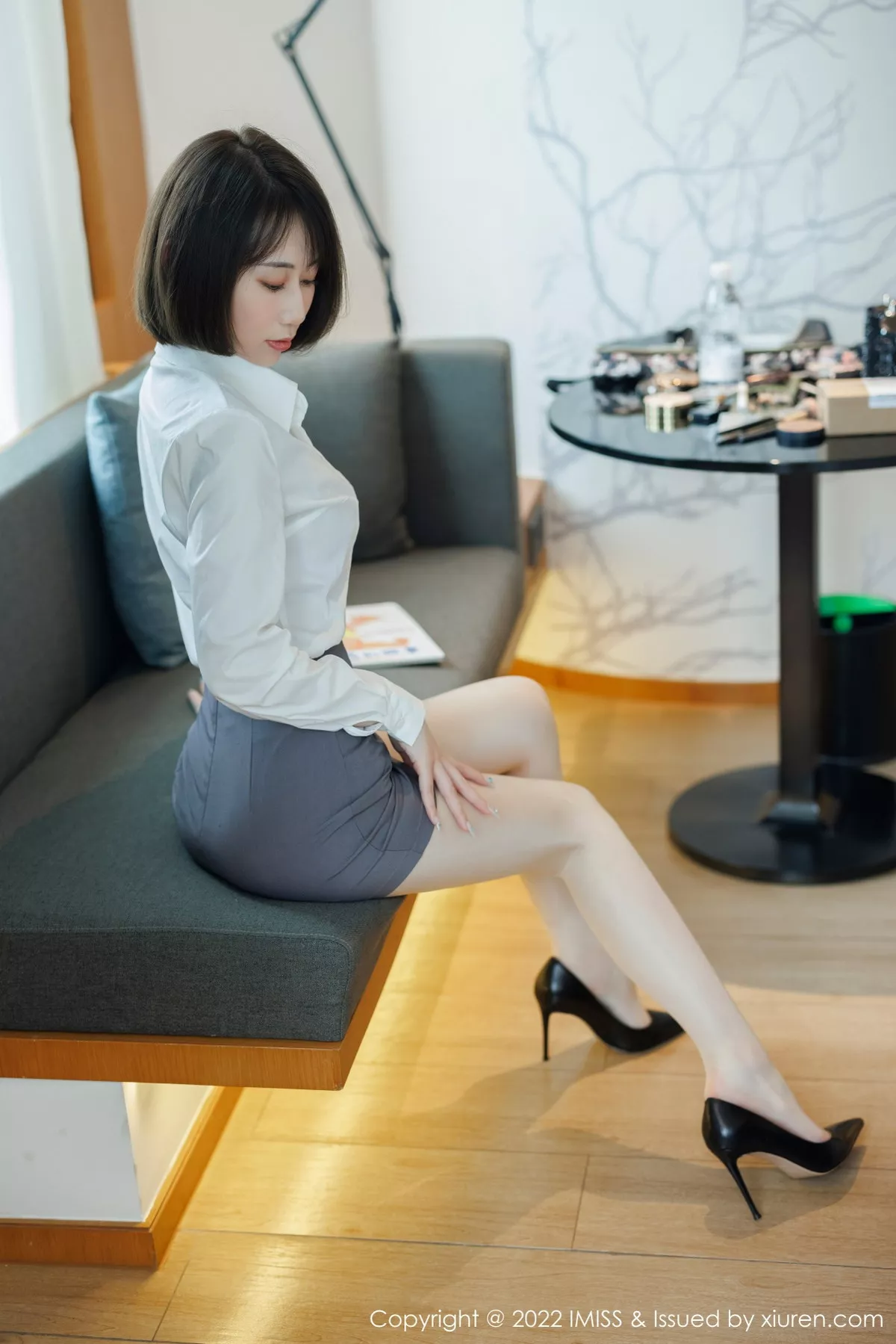 秀人集.com_[IMISS爱蜜社]Vol.709_新人模特瑞妤性感白T配灰色短裙露紫色内衣超薄肉丝迷人写真68P