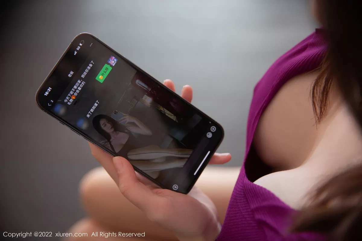 秀人集.com_[XiuRen秀人网]No.5998_模特是小逗逗性感紫红色连衣裙配原色丝袜秀白嫩美腿迷人写真87P