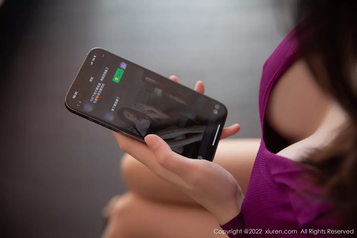 秀人集.com_[XiuRen秀人网]No.5998_模特是小逗逗性感紫红色连衣裙配原色丝袜秀白嫩美腿迷人写真87P