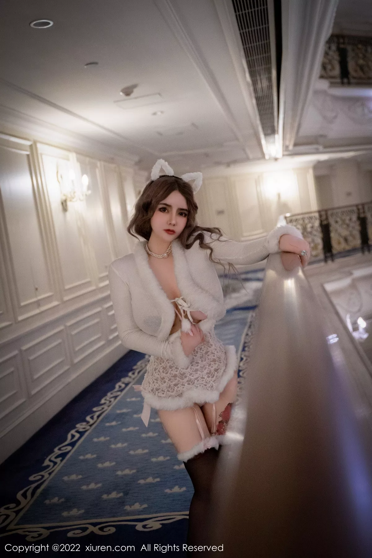 秀人集.com_[XiuRen秀人网]No.6001_模特温心怡性感白色毛绒上衣配黑丝袜秀翘臀美腿惹火诱惑写真60P