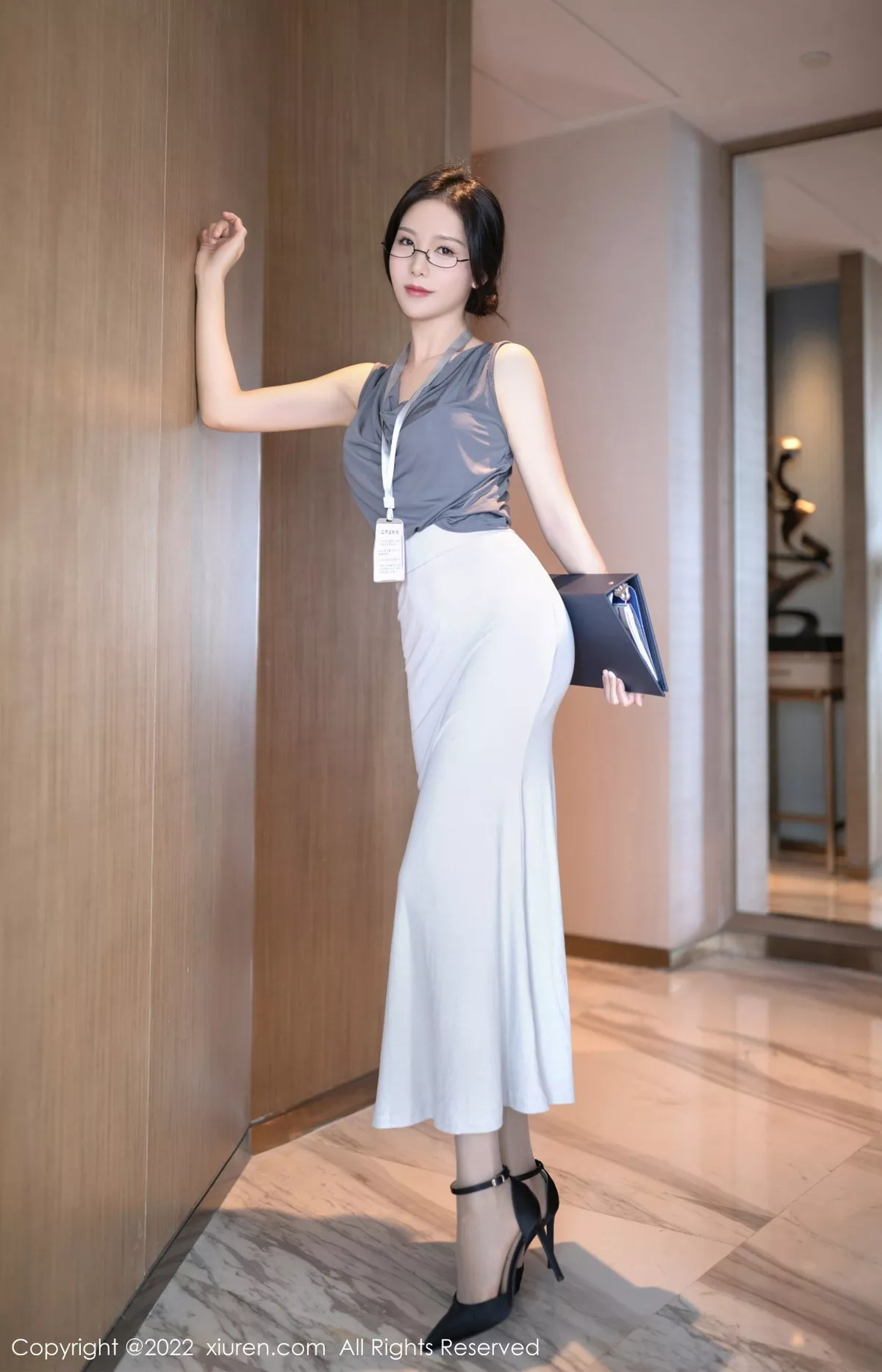 秀人集.com_[XiuRen秀人网]No.5900_模特利世灰色上衣配白长裙半撩露蕾丝内裤秀翘臀美腿诱惑写真71P