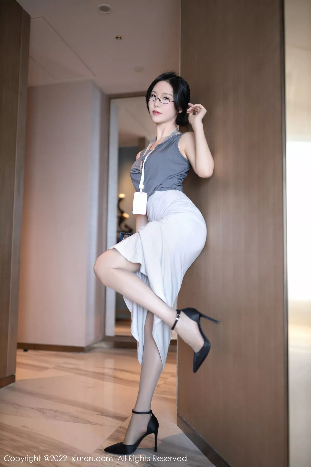 秀人集.com_[XiuRen秀人网]No.5900_模特利世灰色上衣配白长裙半撩露蕾丝内裤秀翘臀美腿诱惑写真71P