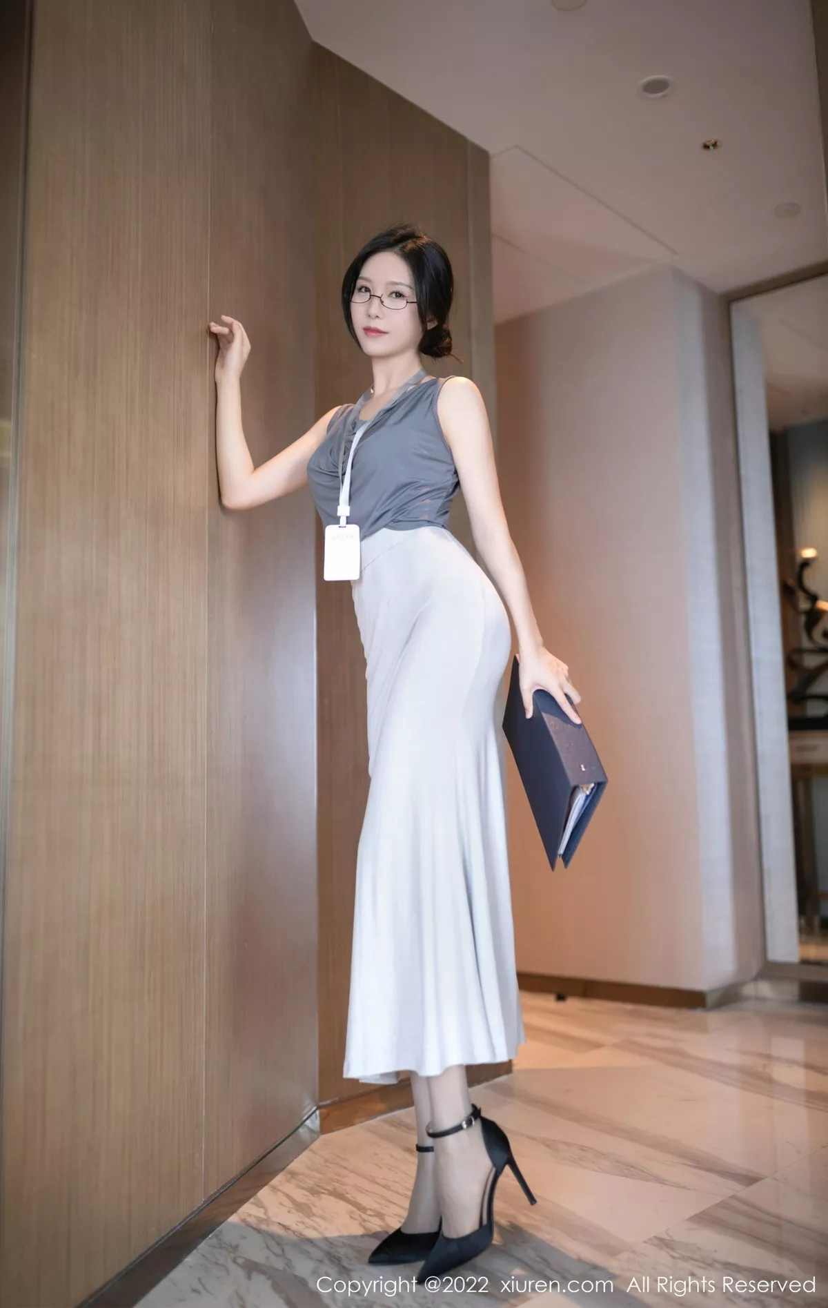 秀人集.com_[XiuRen秀人网]No.5900_模特利世灰色上衣配白长裙半撩露蕾丝内裤秀翘臀美腿诱惑写真71P