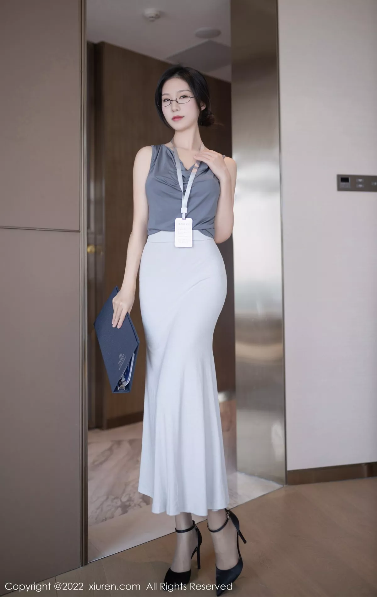 秀人集.com_[XiuRen秀人网]No.5900_模特利世灰色上衣配白长裙半撩露蕾丝内裤秀翘臀美腿诱惑写真71P