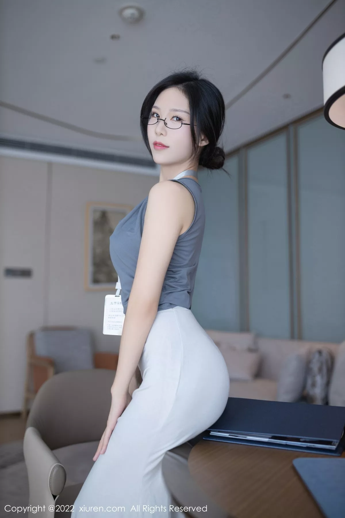 秀人集.com_[XiuRen秀人网]No.5900_模特利世灰色上衣配白长裙半撩露蕾丝内裤秀翘臀美腿诱惑写真71P